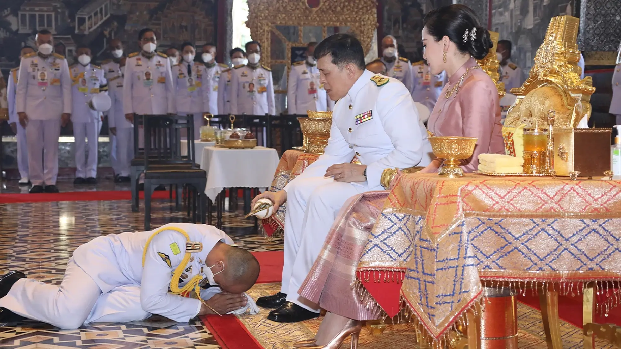 His Majesty performs ritual to change outfit for Emerald Buddha - Photo 6