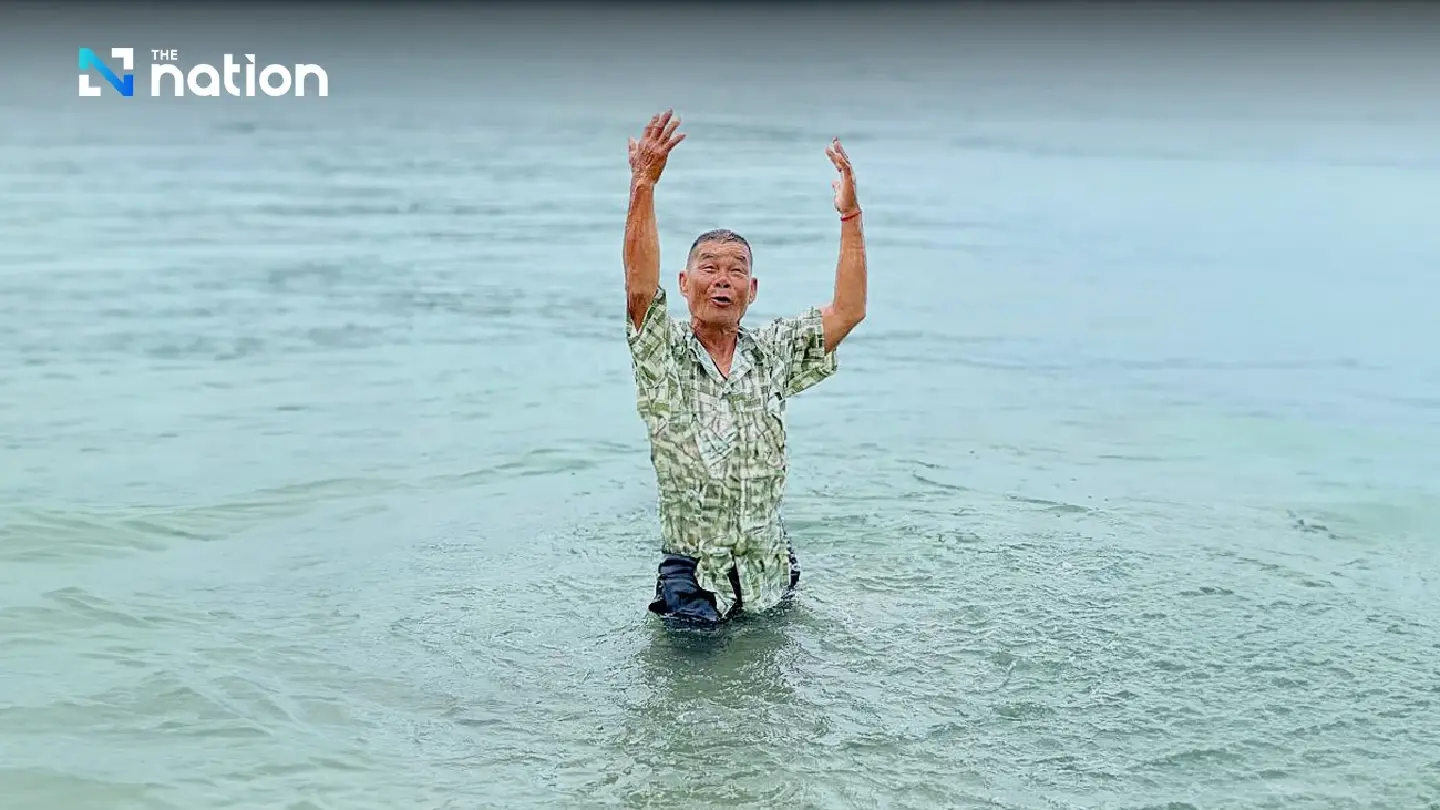 Scavenger visits Trat to see the sea for 1st time, receives wave of kindness - Photo 3