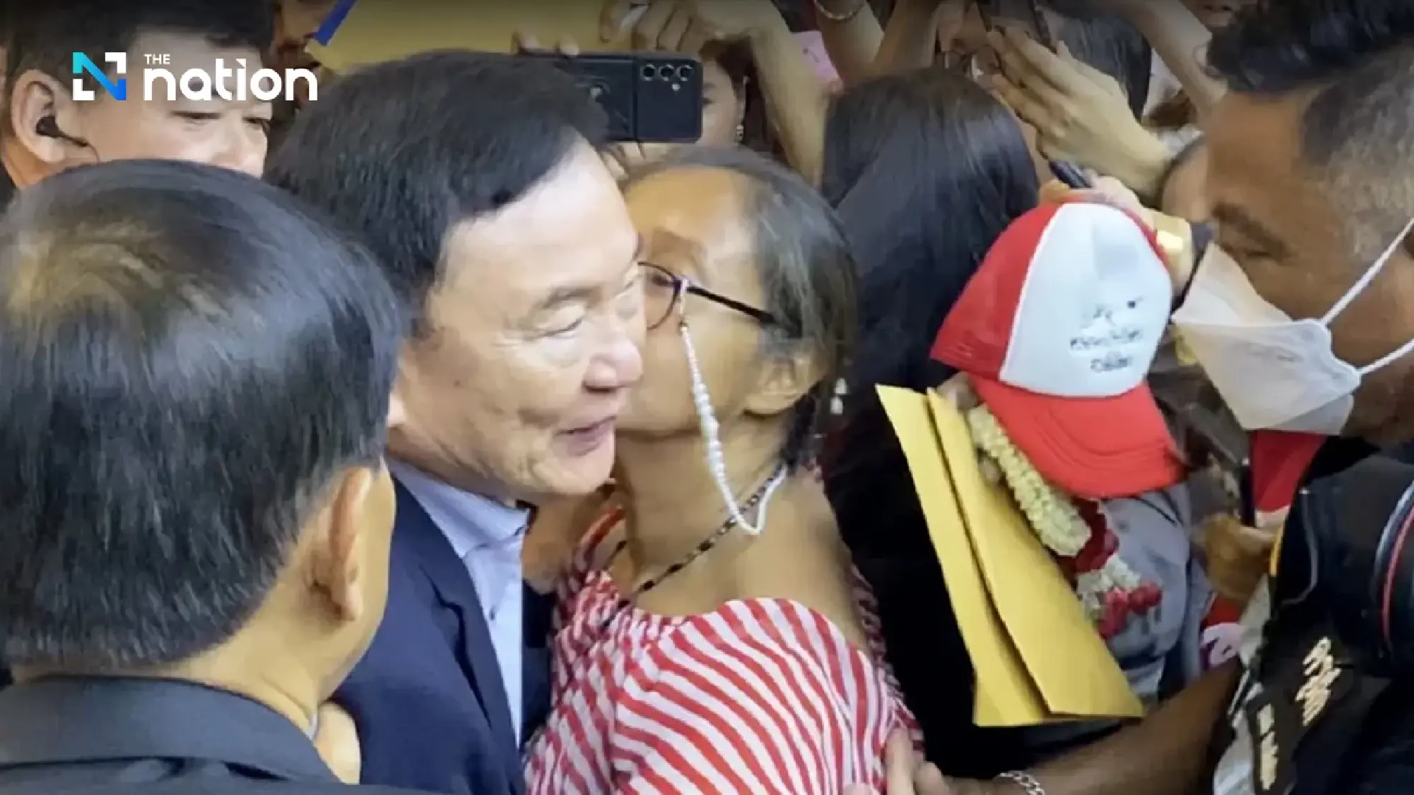 Cheers, hugs and kisses greet Thaksin upon arrival at Pheu Thai head office - Photo 3
