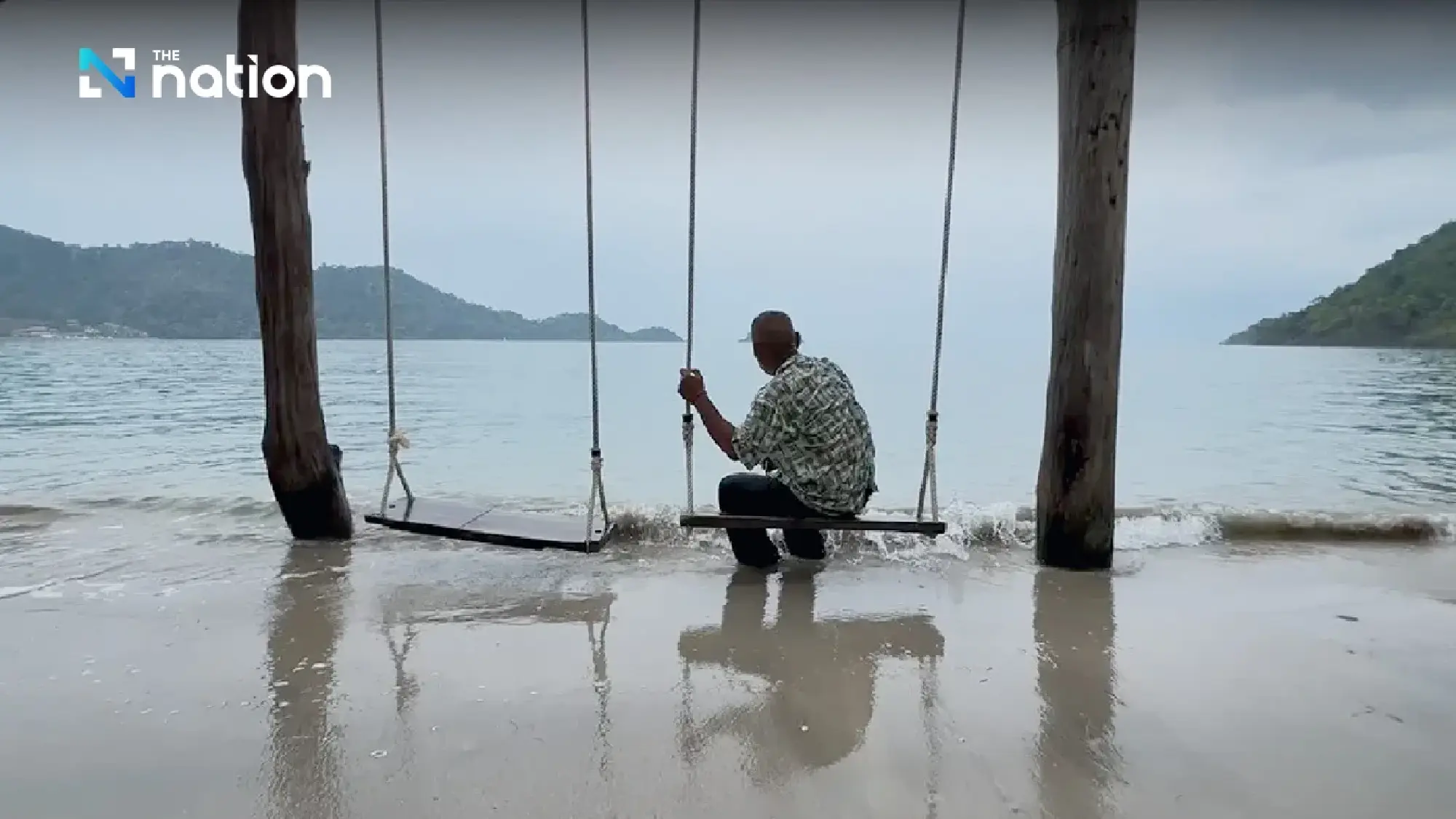 Scavenger visits Trat to see the sea for 1st time, receives wave of kindness - Photo 4