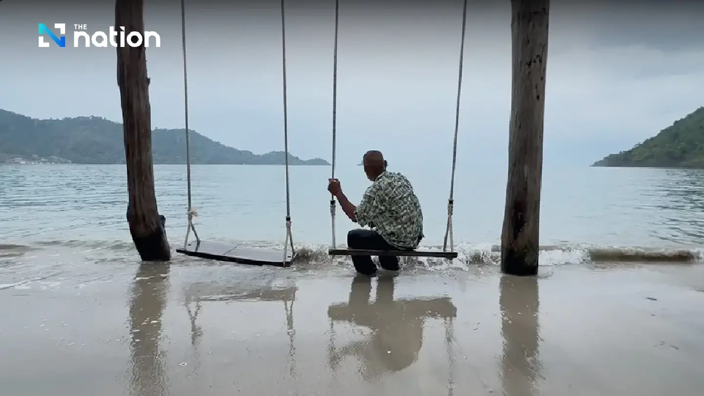 Scavenger visits Trat to see the sea for 1st time, receives wave of kindness - Photo 4