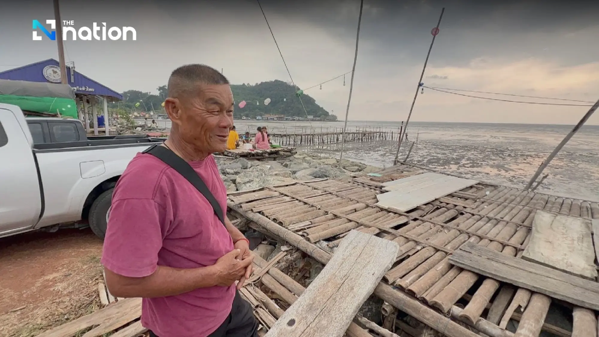 Scavenger visits Trat to see the sea for 1st time, receives wave of kindness - Photo 6