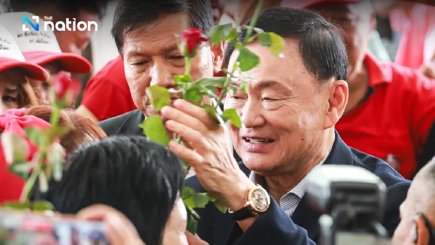 Cheers, hugs and kisses greet Thaksin upon arrival at Pheu Thai head office - Photo 2