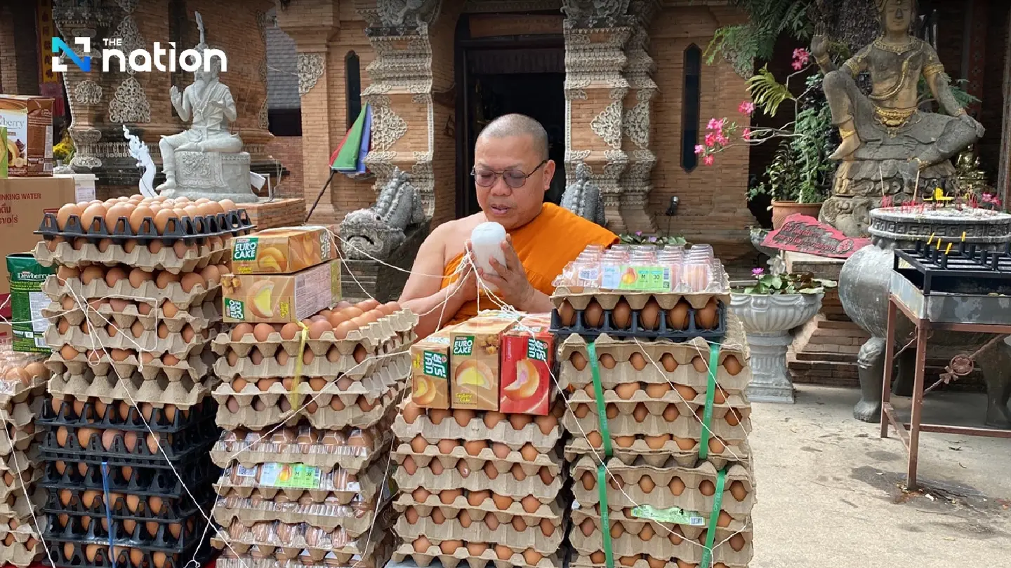 Abbot donates 3,000 eggs to tired Chiang Mai fire fighters - Photo 4