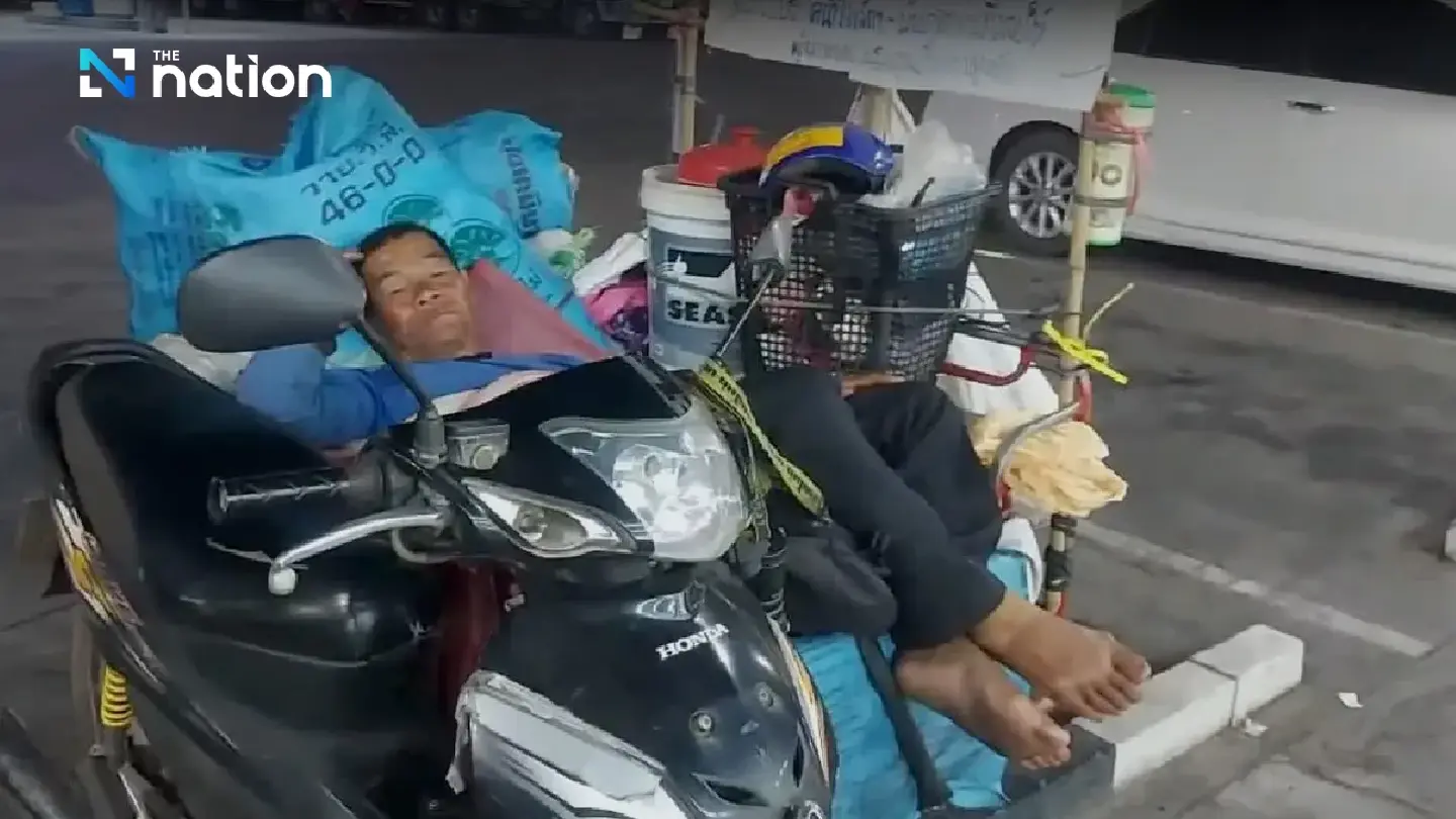 Scavenger visits Trat to see the sea for 1st time, receives wave of kindness - Photo 2