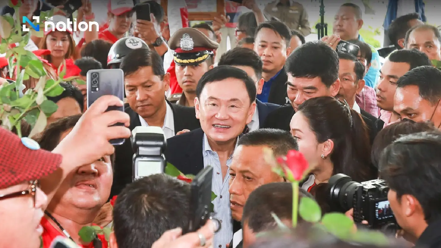 Cheers, hugs and kisses greet Thaksin upon arrival at Pheu Thai head office - Photo 4