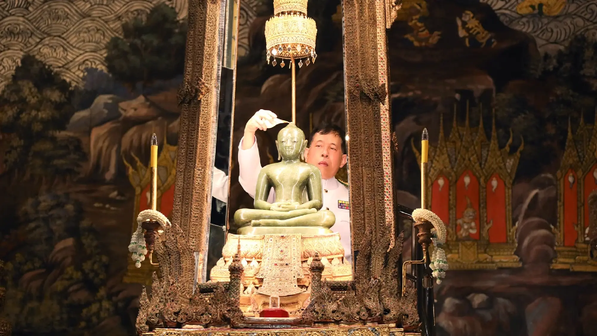 His Majesty performs ritual to change outfit for Emerald Buddha - Photo 5