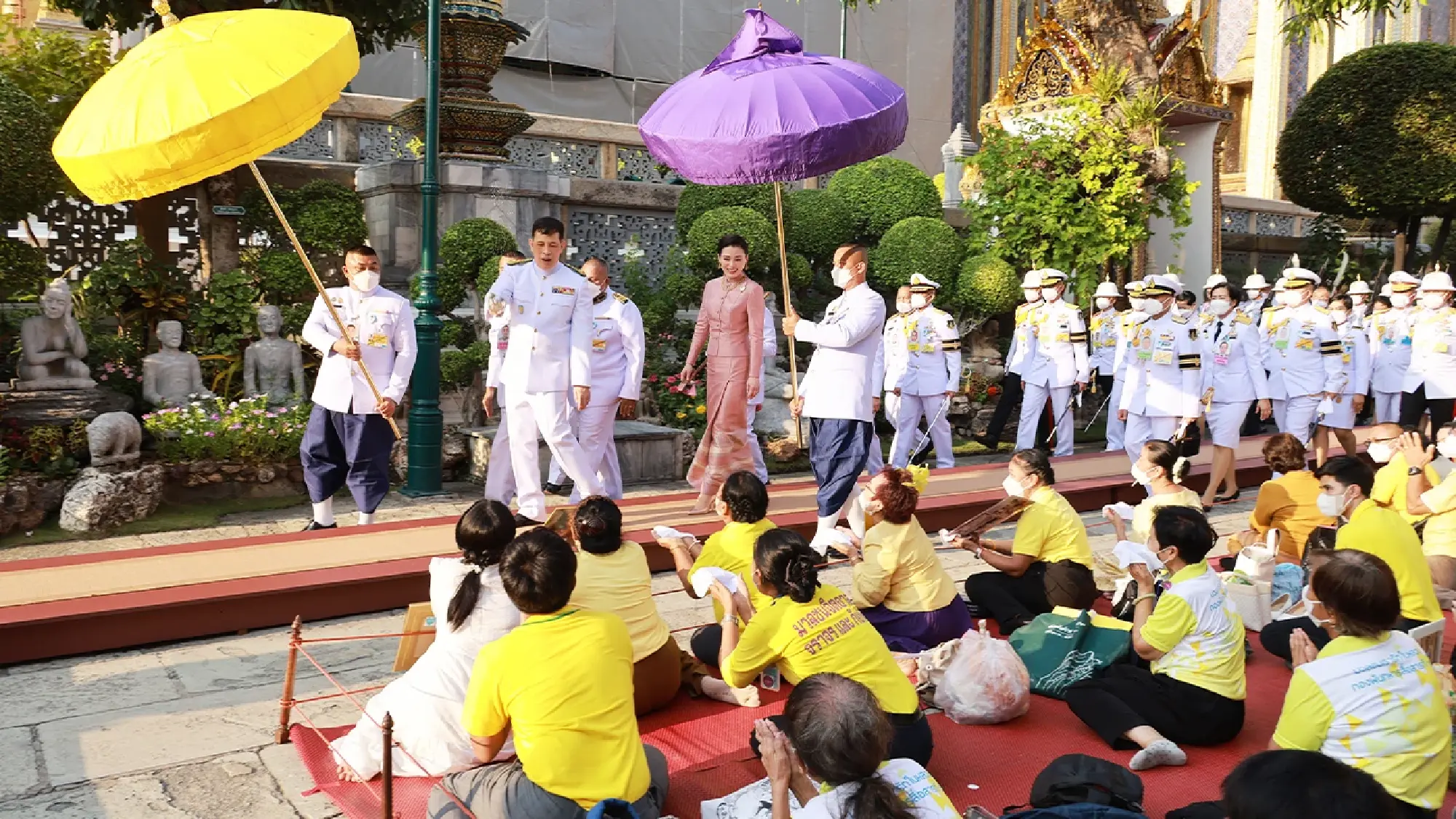 His Majesty performs ritual to change outfit for Emerald Buddha - Photo 7