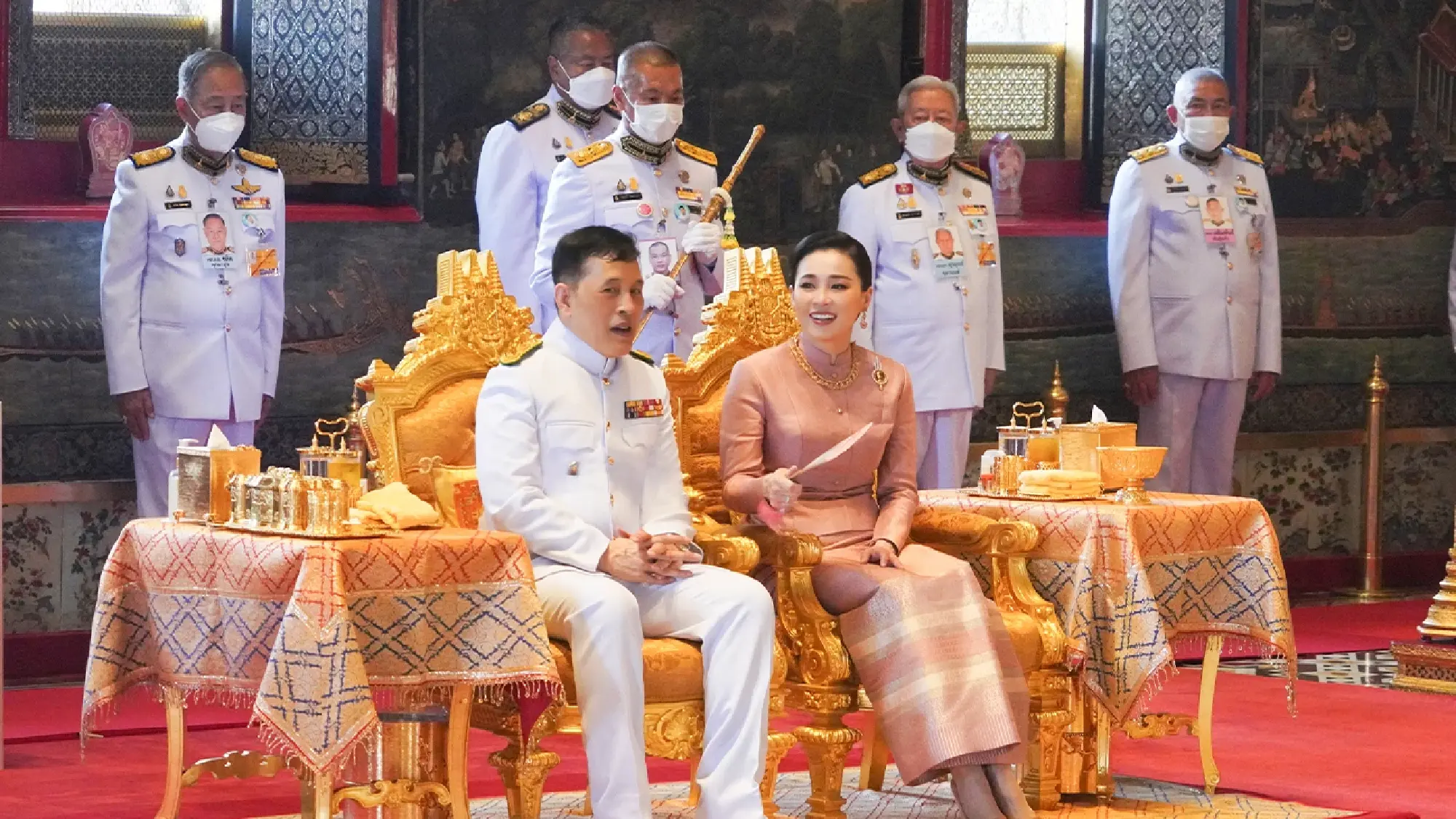 His Majesty performs ritual to change outfit for Emerald Buddha - Photo 1