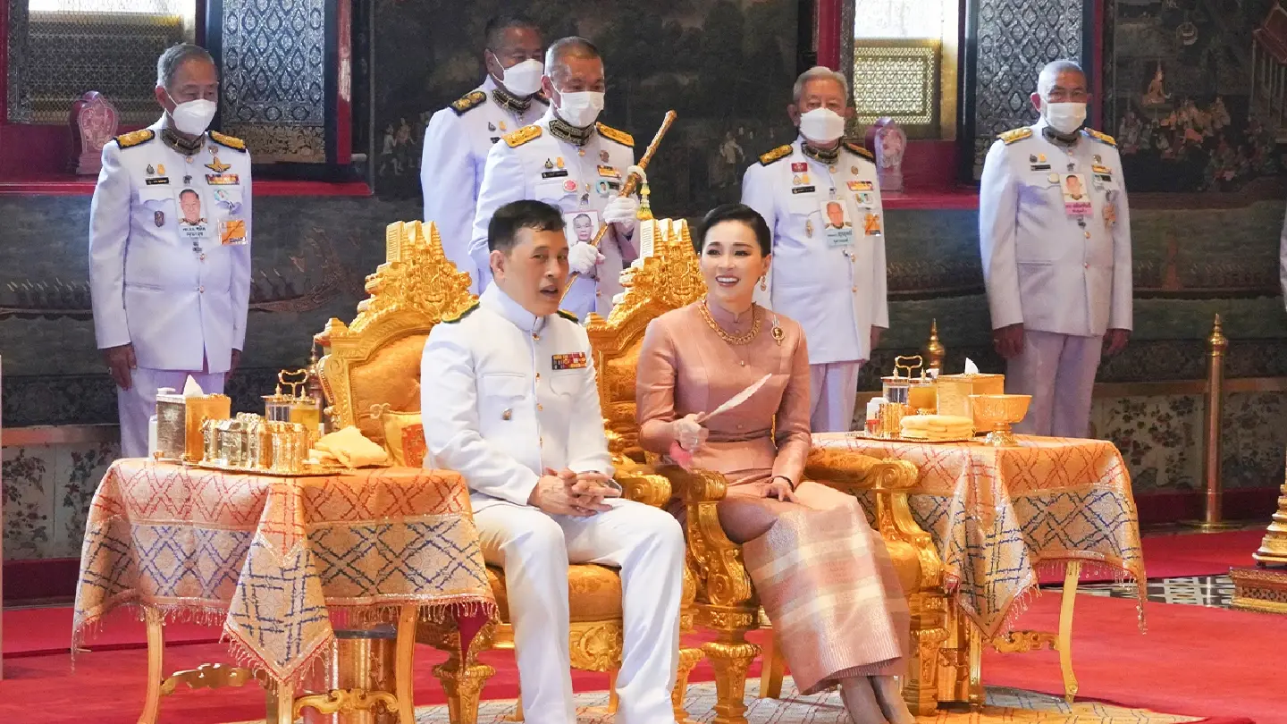 His Majesty performs ritual to change outfit for Emerald Buddha - Photo 1