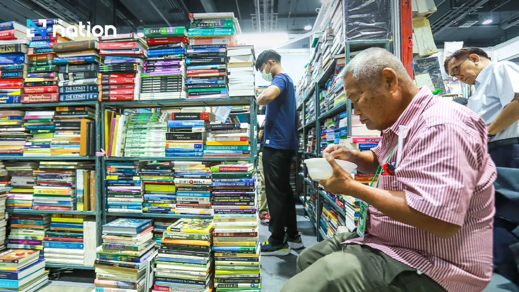 Bangkokians flock to QSNCC book fairs to hunt for bargains - Photo 4