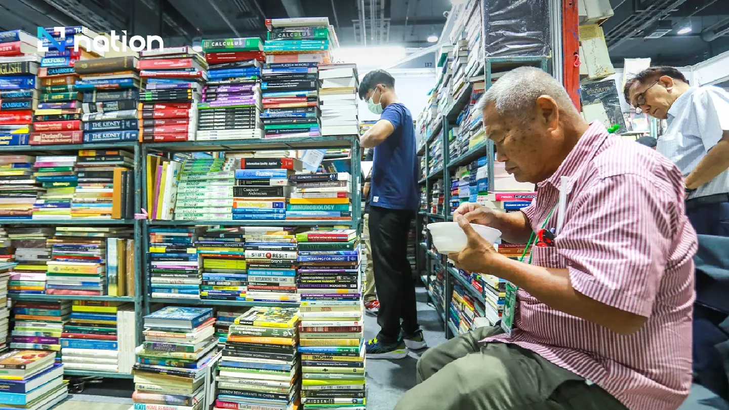 Bangkokians flock to QSNCC book fairs to hunt for bargains - Photo 4