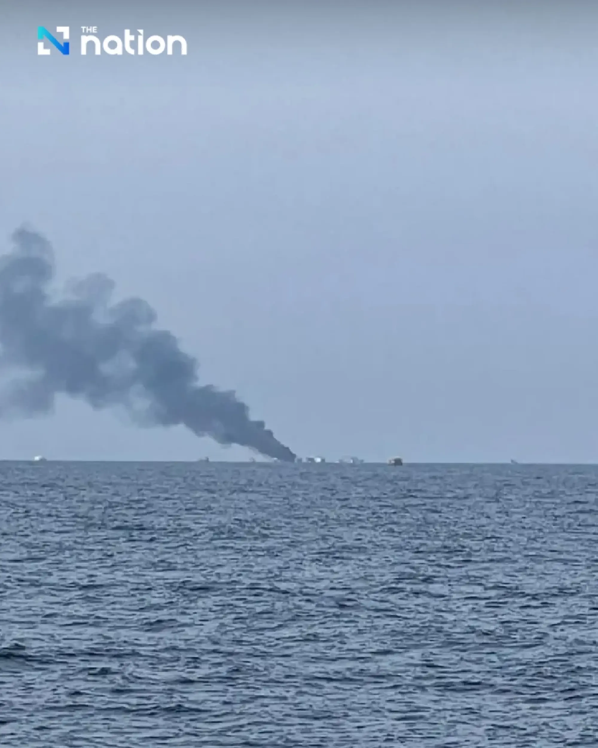 Tourist boat catches fire - Photo 2
