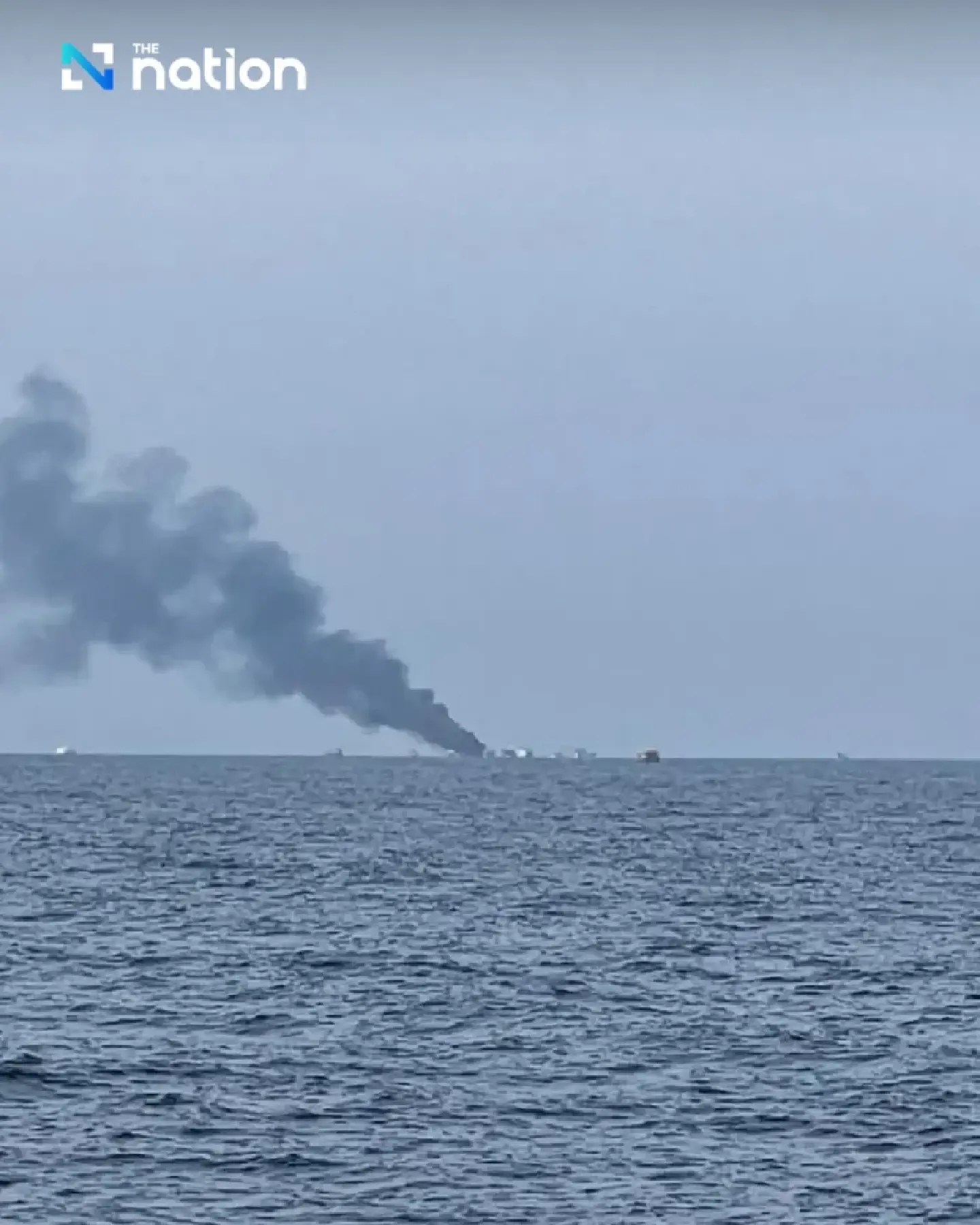 Tourist boat catches fire - Photo 2