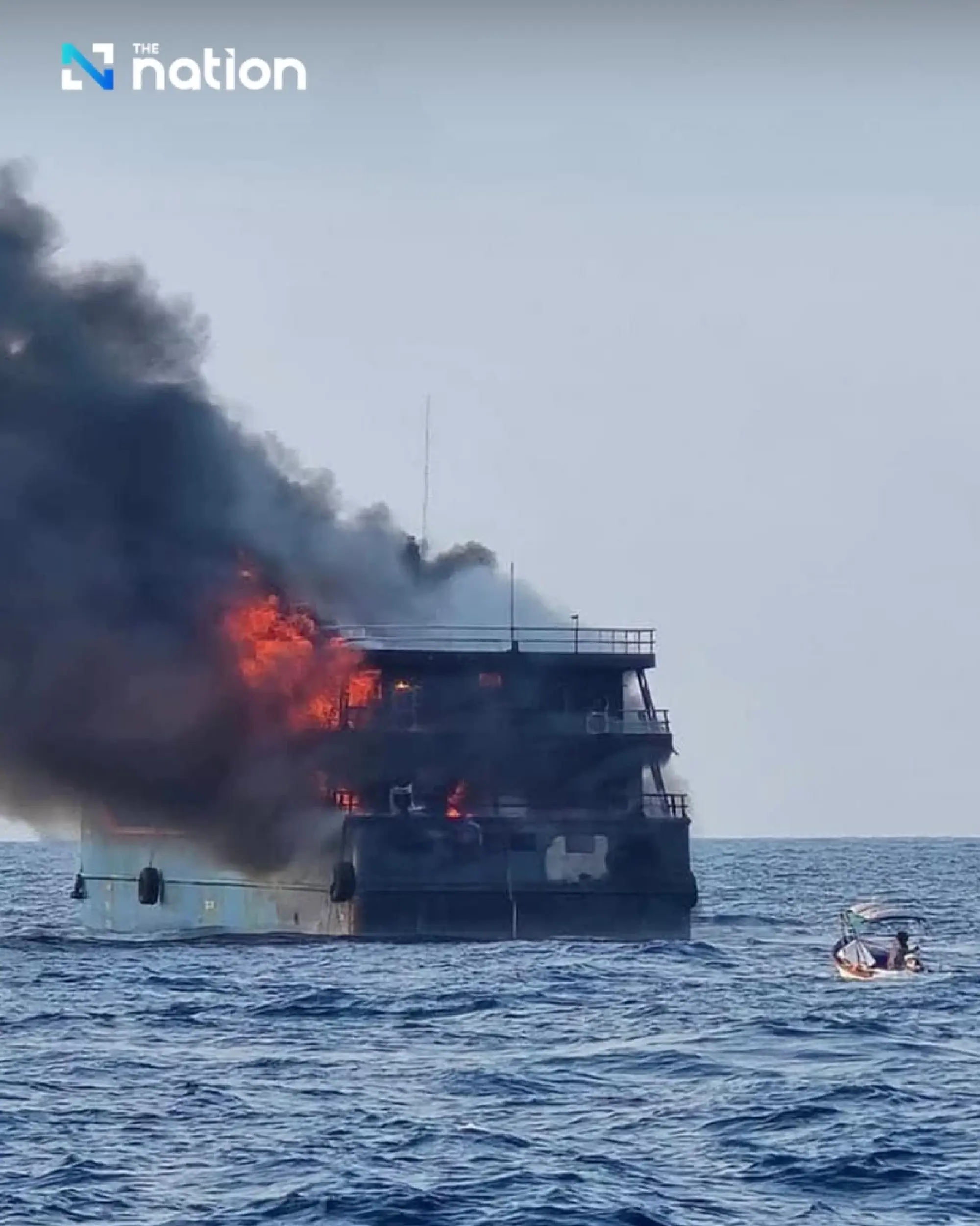 Tourist boat catches fire - Photo 4