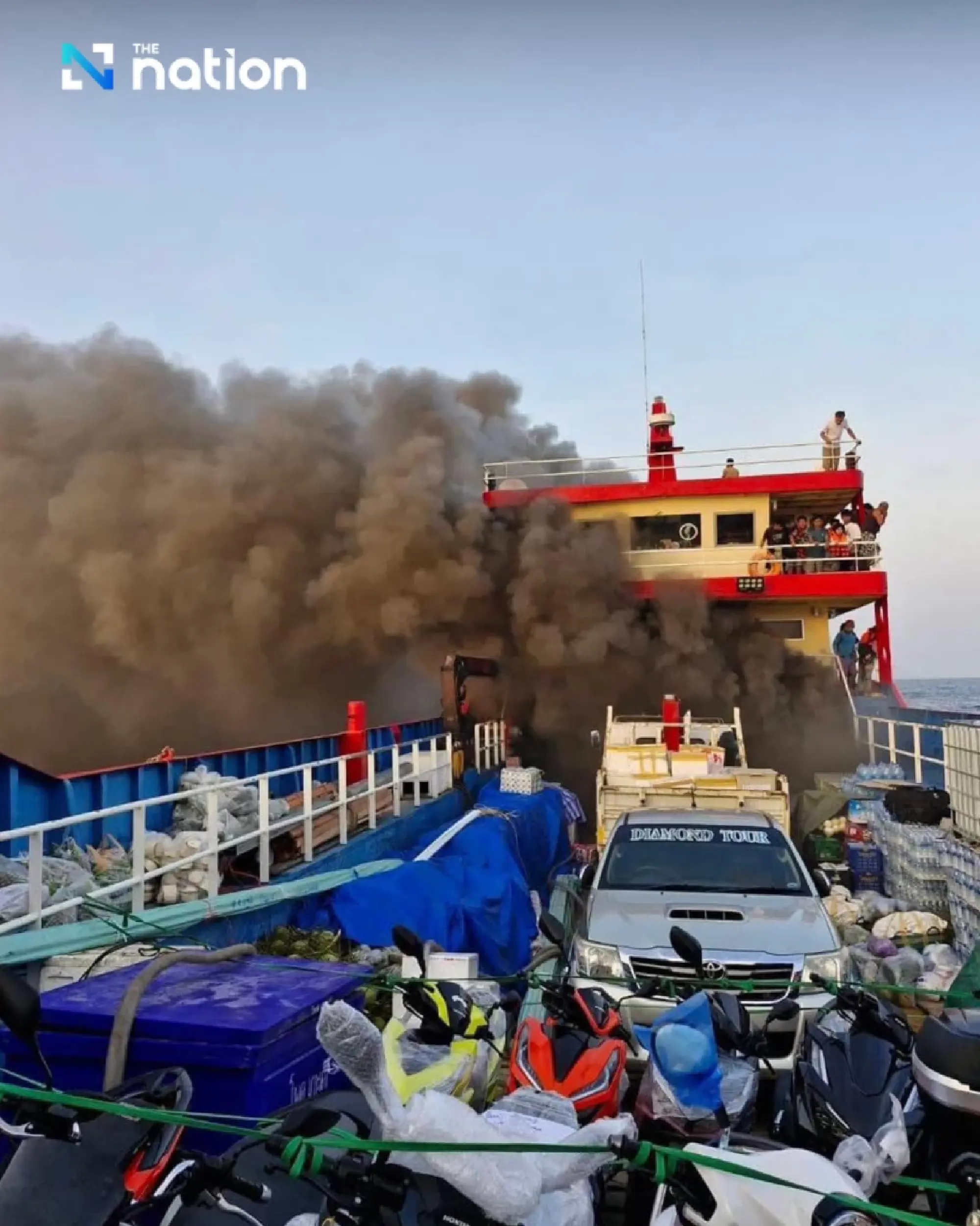 Tourist boat catches fire - Photo 3