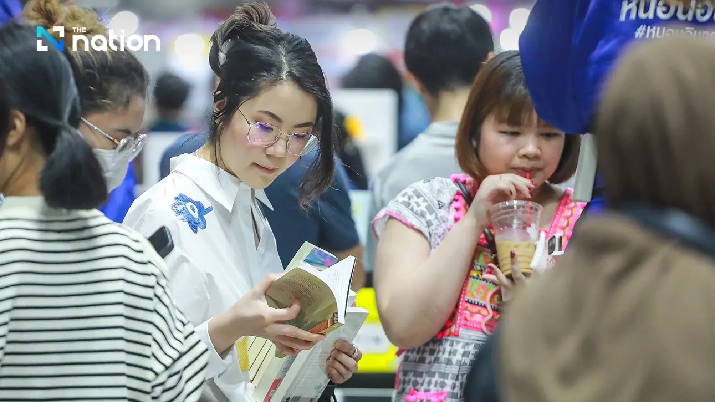 Bangkokians flock to QSNCC book fairs to hunt for bargains - Photo 1