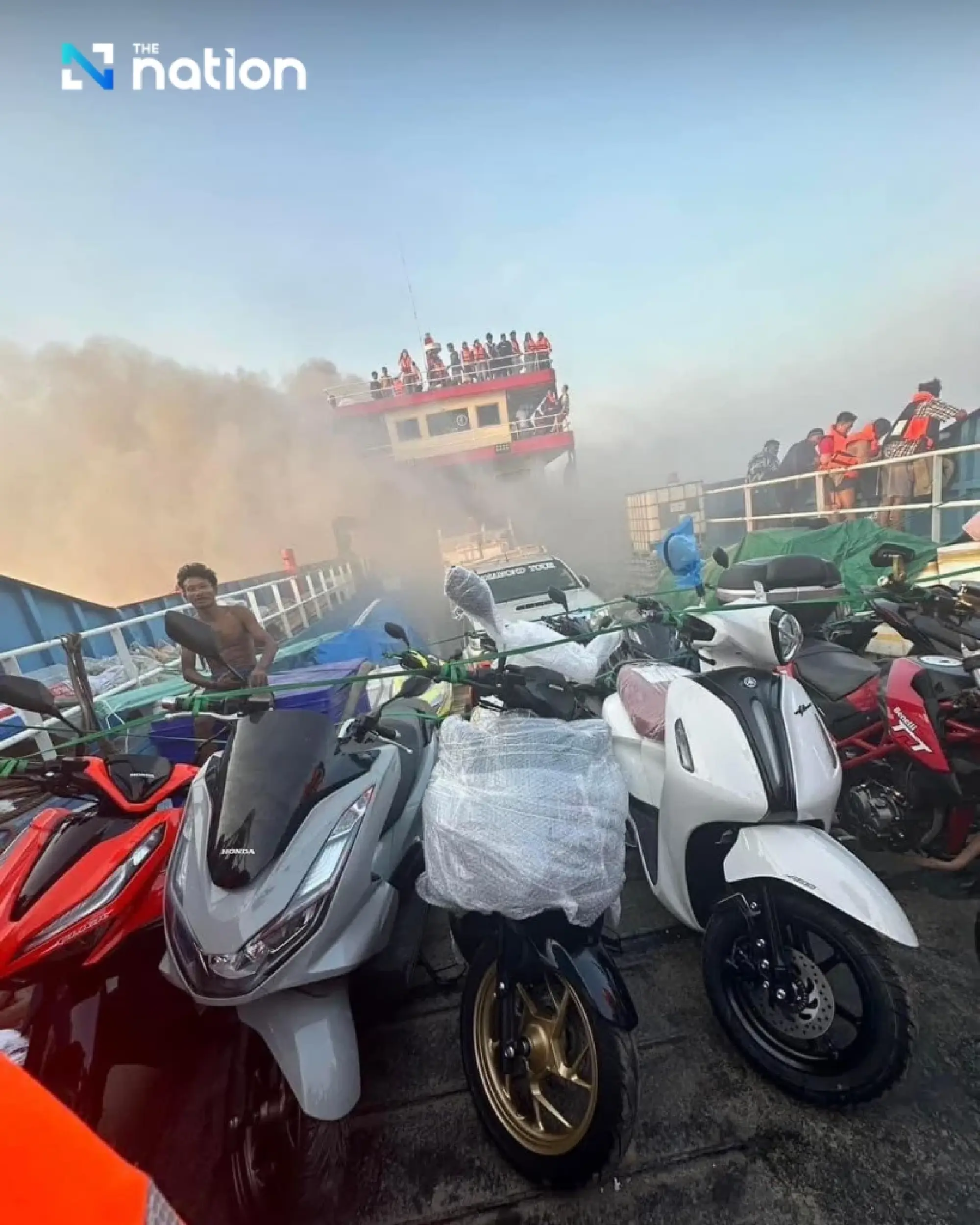 Tourist boat catches fire - Photo 1