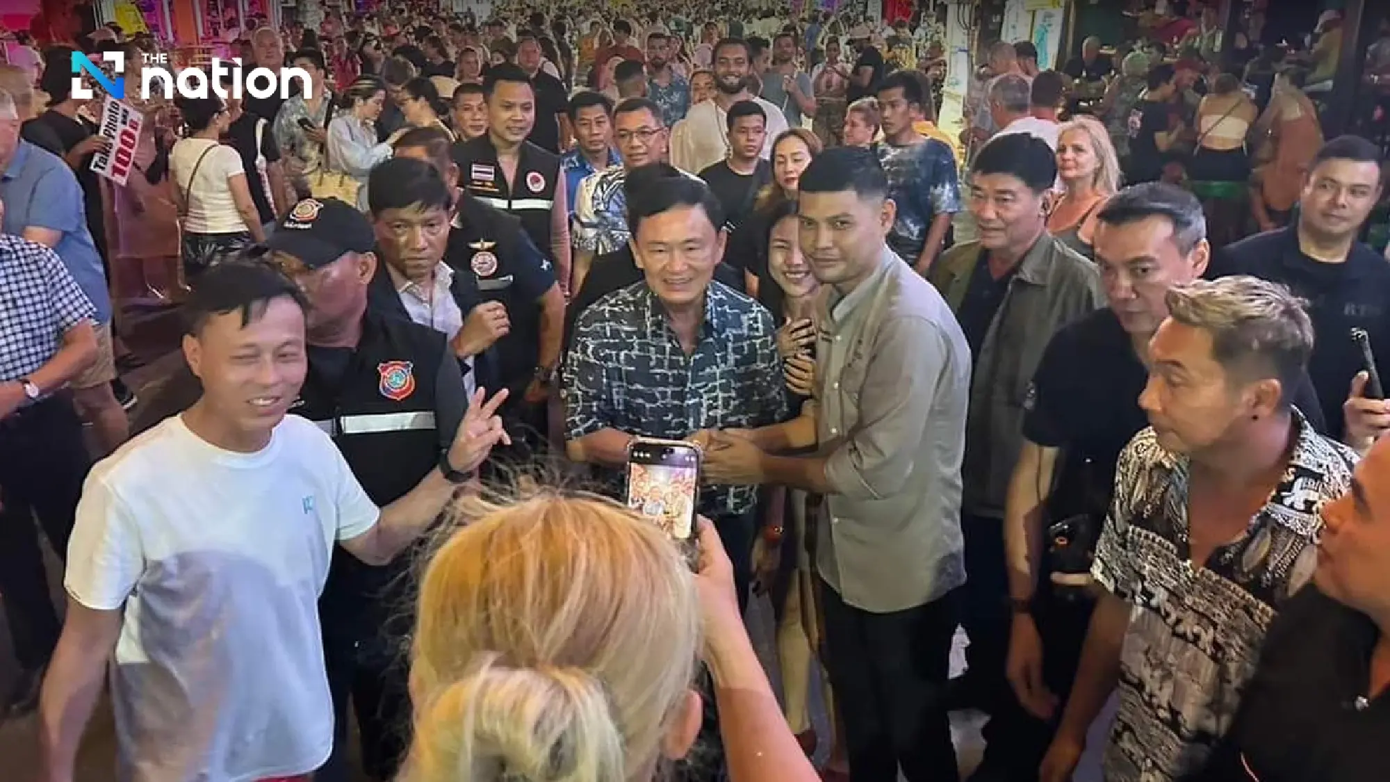 Thaksin draws crowds while visiting Patong Beach - Photo 1