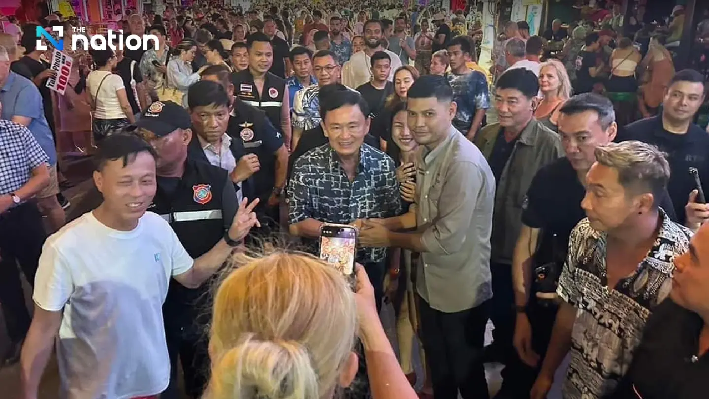 Thaksin draws crowds while visiting Patong Beach - Photo 1