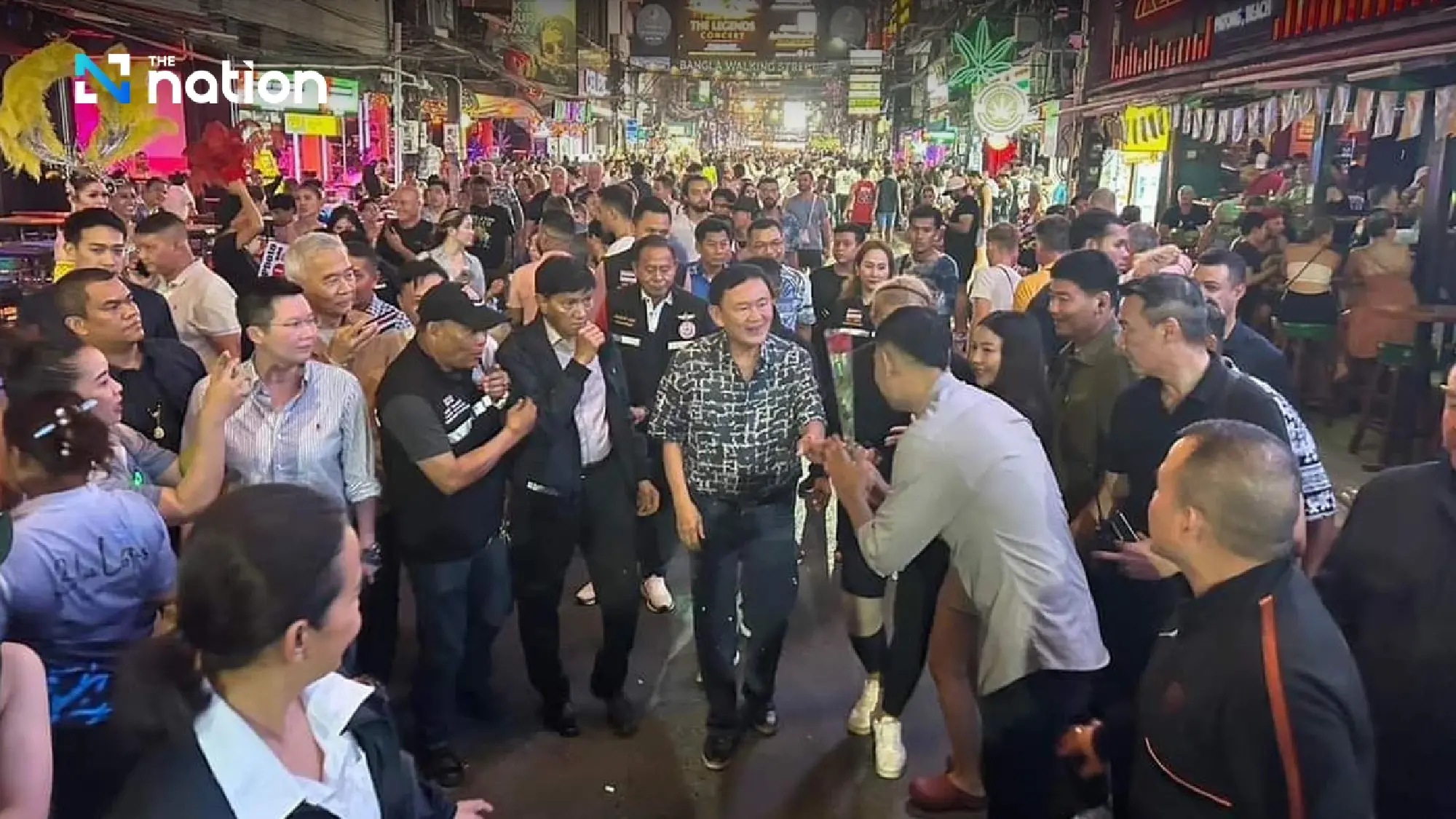 Thaksin draws crowds while visiting Patong Beach - Photo 2