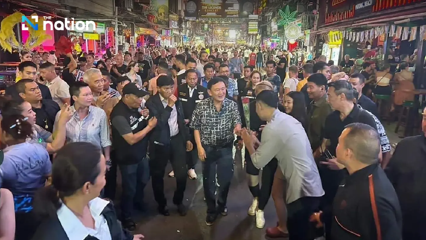 Thaksin draws crowds while visiting Patong Beach - Photo 2