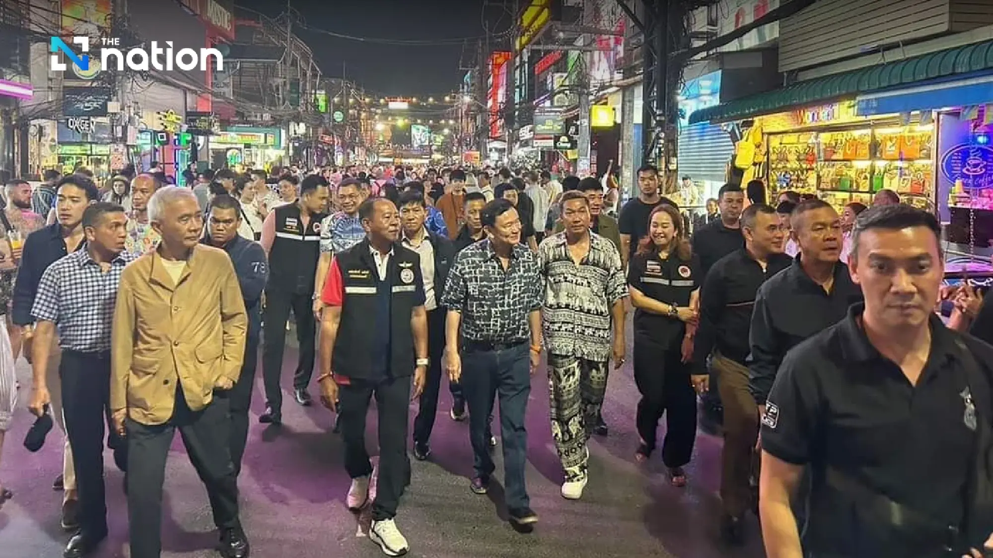 Thaksin draws crowds while visiting Patong Beach - Photo 3