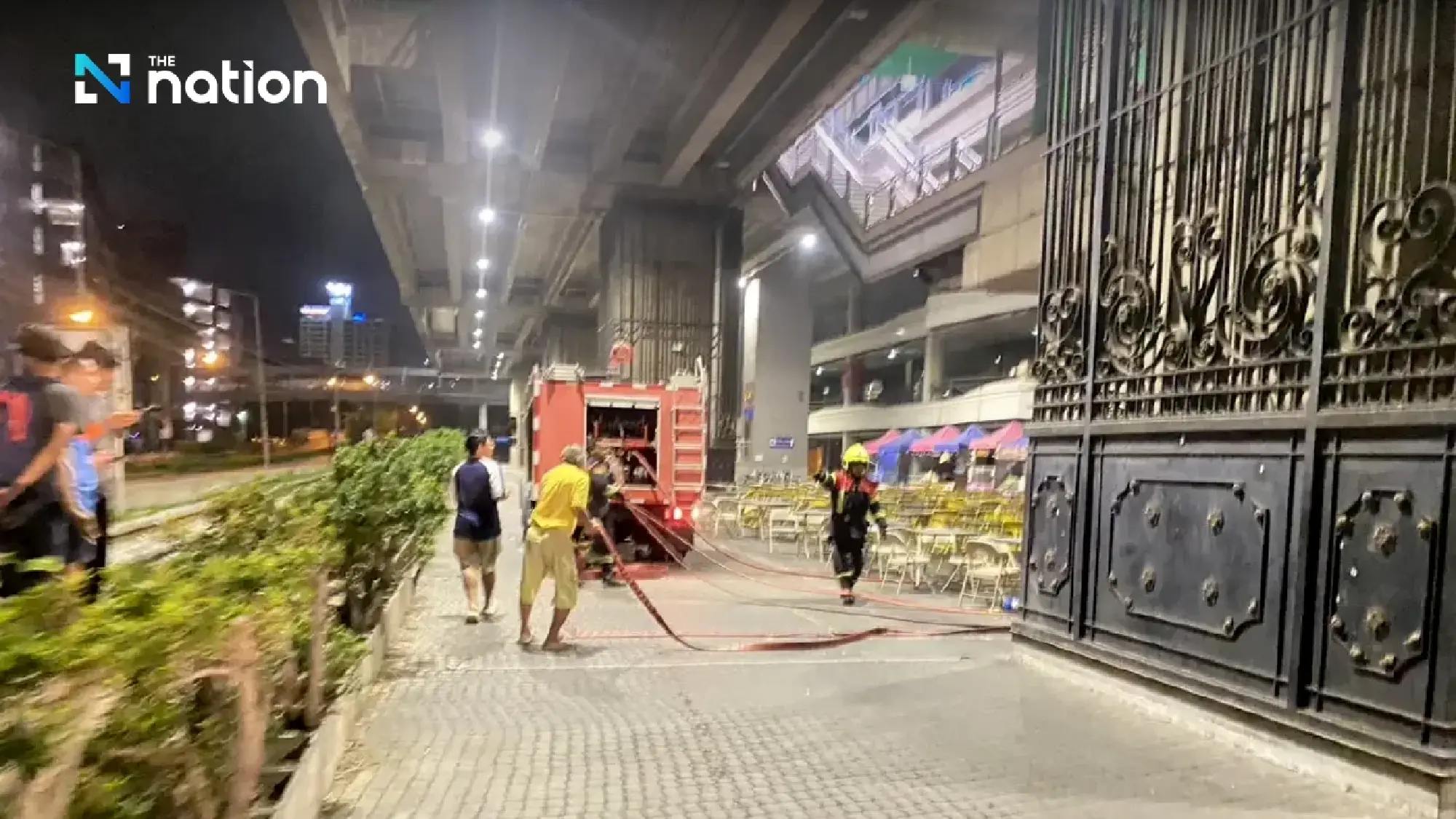 Shophouse fire temporarily closes Ramkhamhaeng Airport Link station, 30 shops damaged - Photo 5