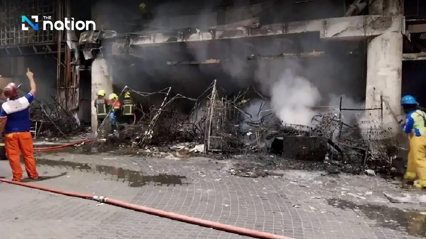 Shophouse fire temporarily closes Ramkhamhaeng Airport Link station, 30 shops damaged - Photo 2