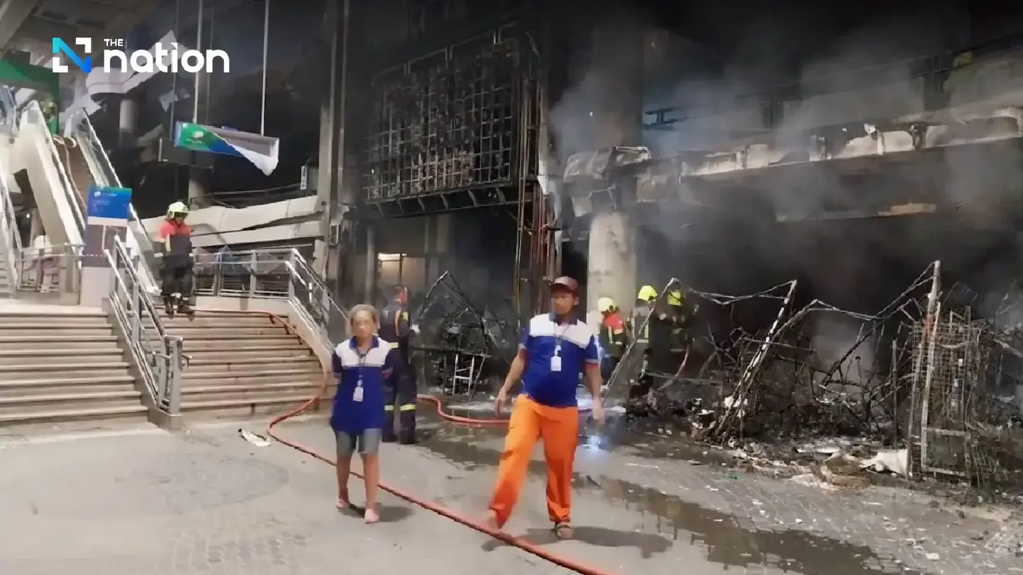 Shophouse fire temporarily closes Ramkhamhaeng Airport Link station, 30 shops damaged - Photo 1