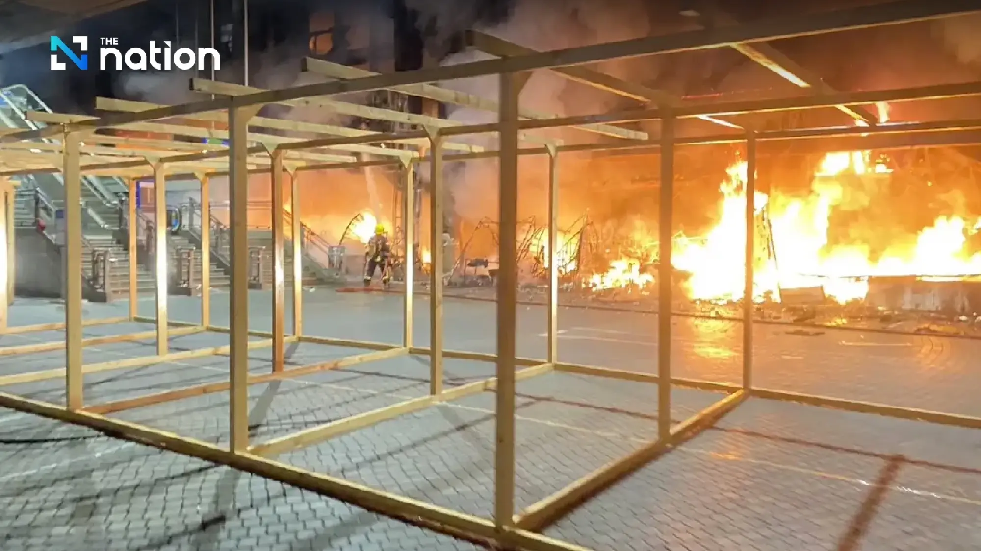 Shophouse fire temporarily closes Ramkhamhaeng Airport Link station, 30 shops damaged - Photo 6
