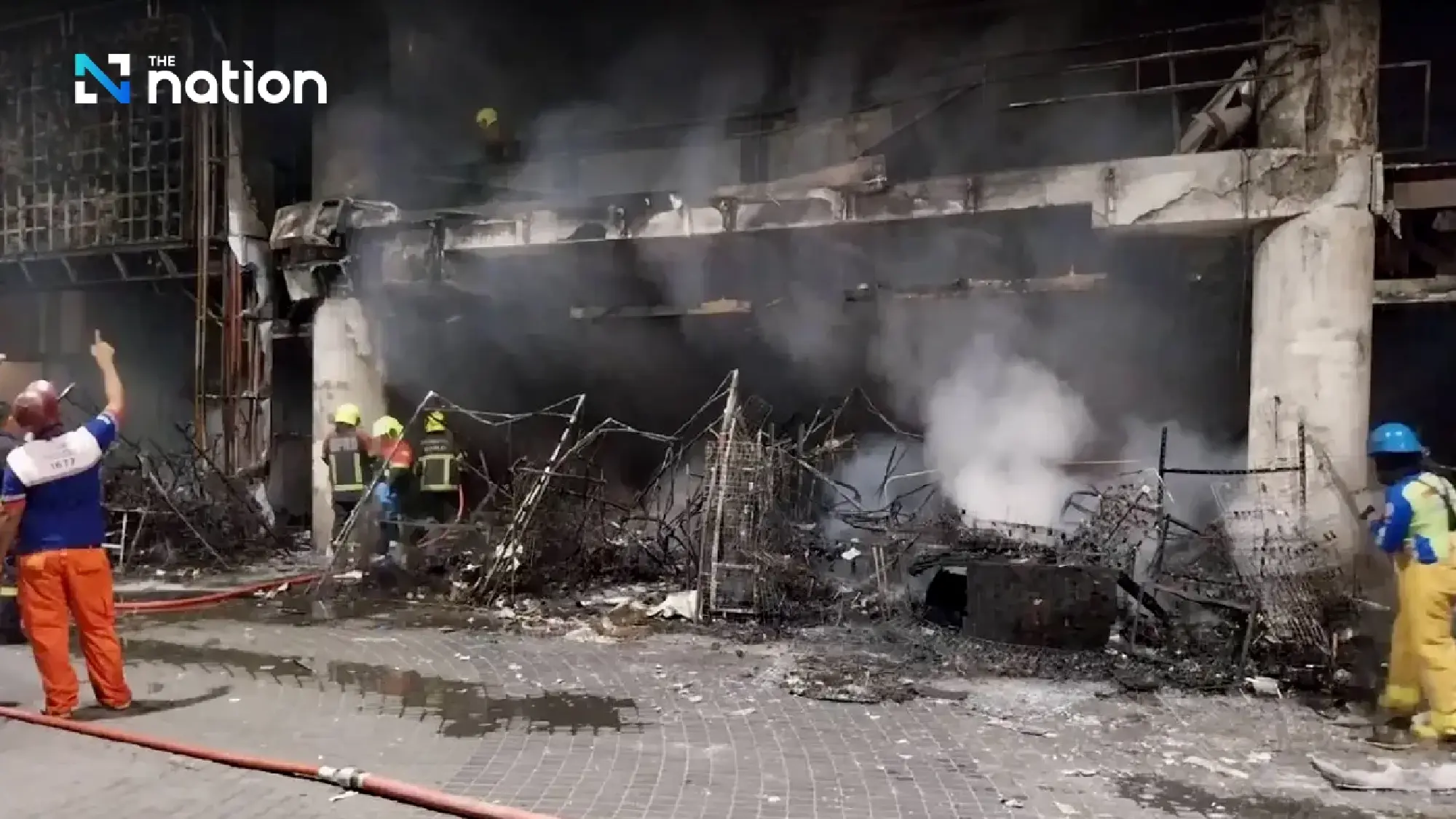 Shophouse fire temporarily closes Ramkhamhaeng Airport Link station, 30 shops damaged - Photo 4