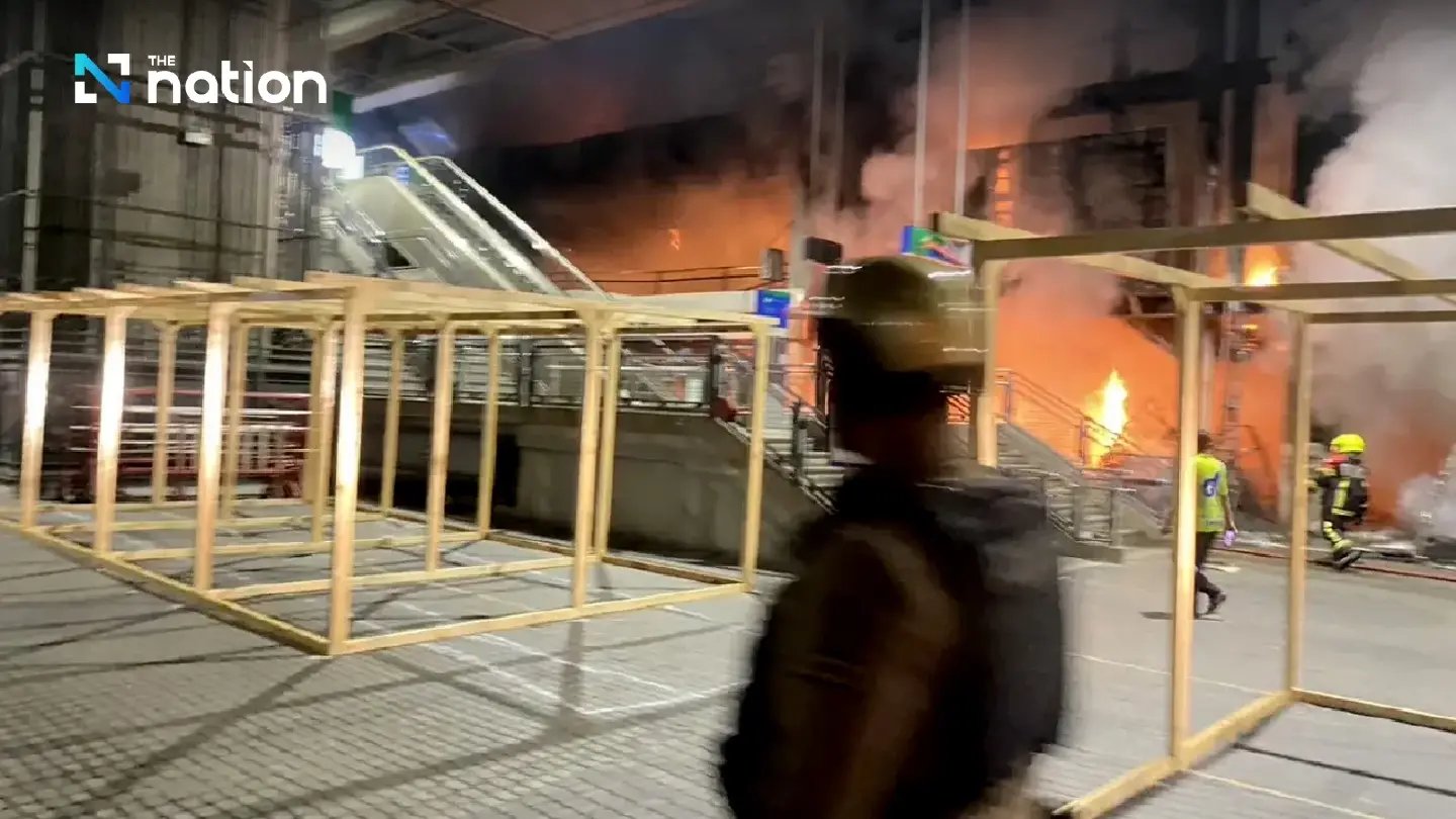 Shophouse fire temporarily closes Ramkhamhaeng Airport Link station, 30 shops damaged - Photo 3
