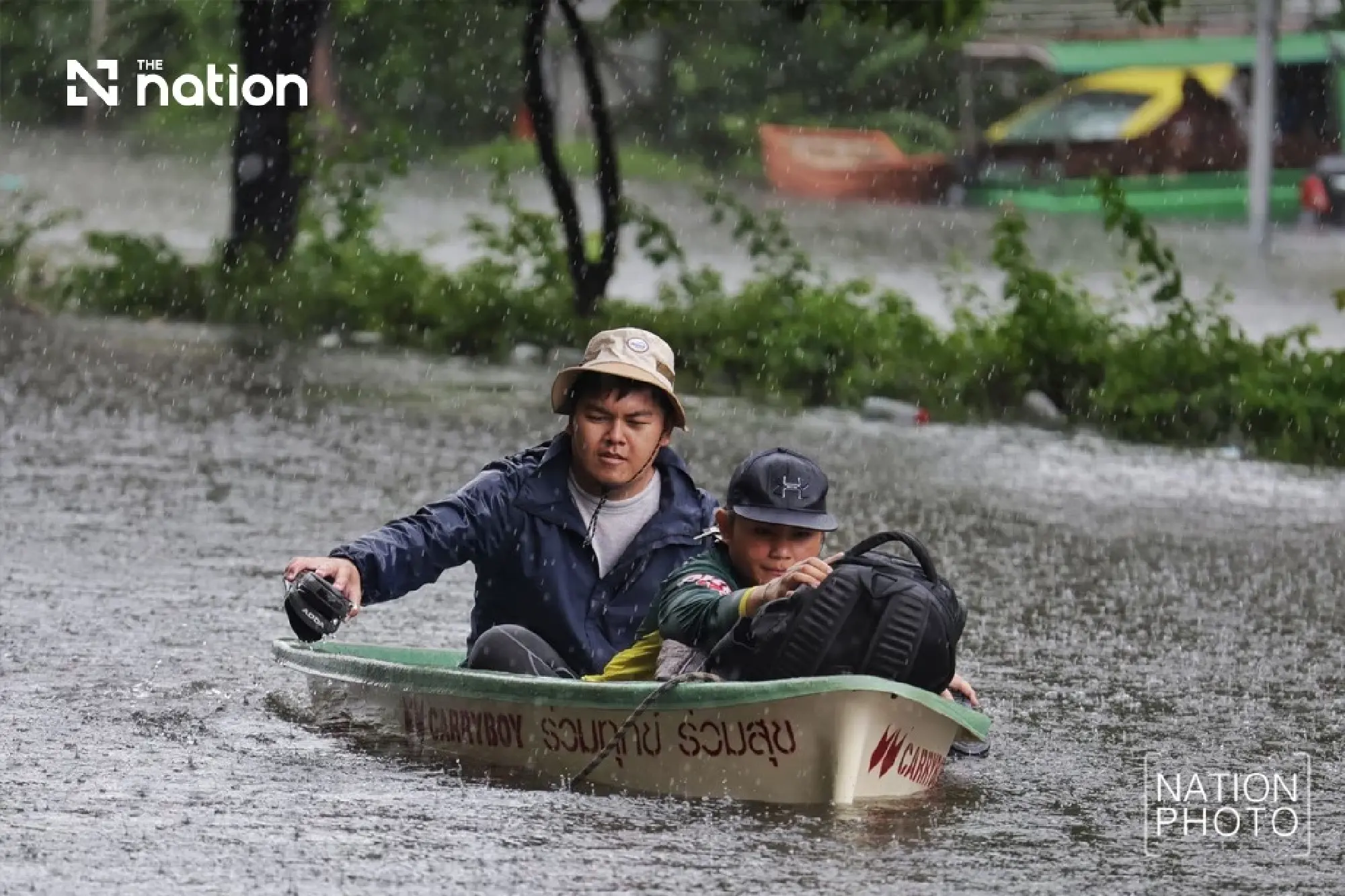 Deep floods strand Khlong Chan residents as military aid arrives - Photo 4