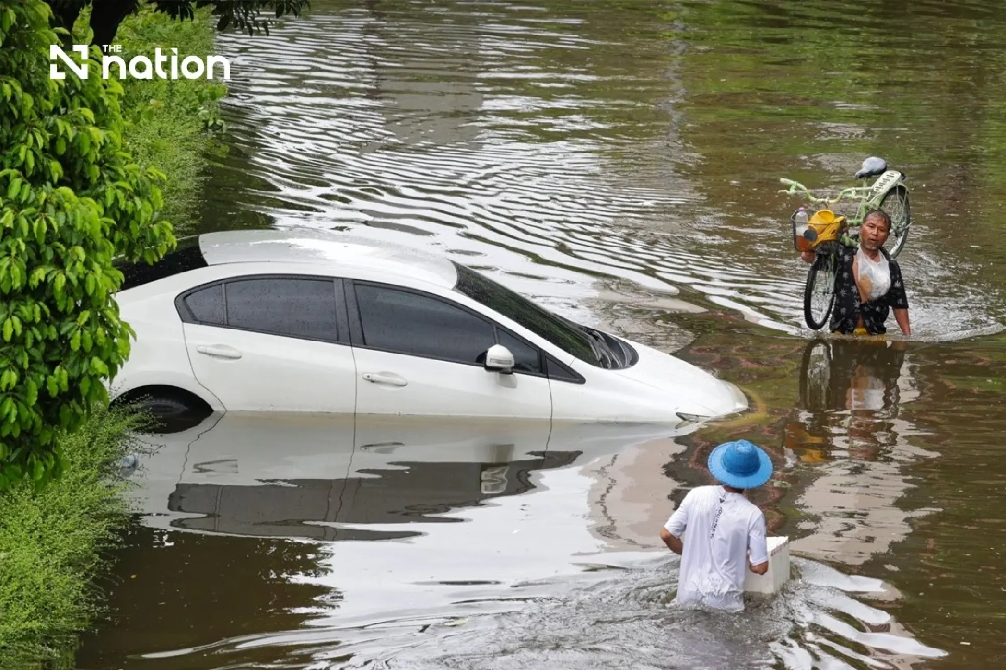 Deep floods strand Khlong Chan residents as military aid arrives - Photo 7