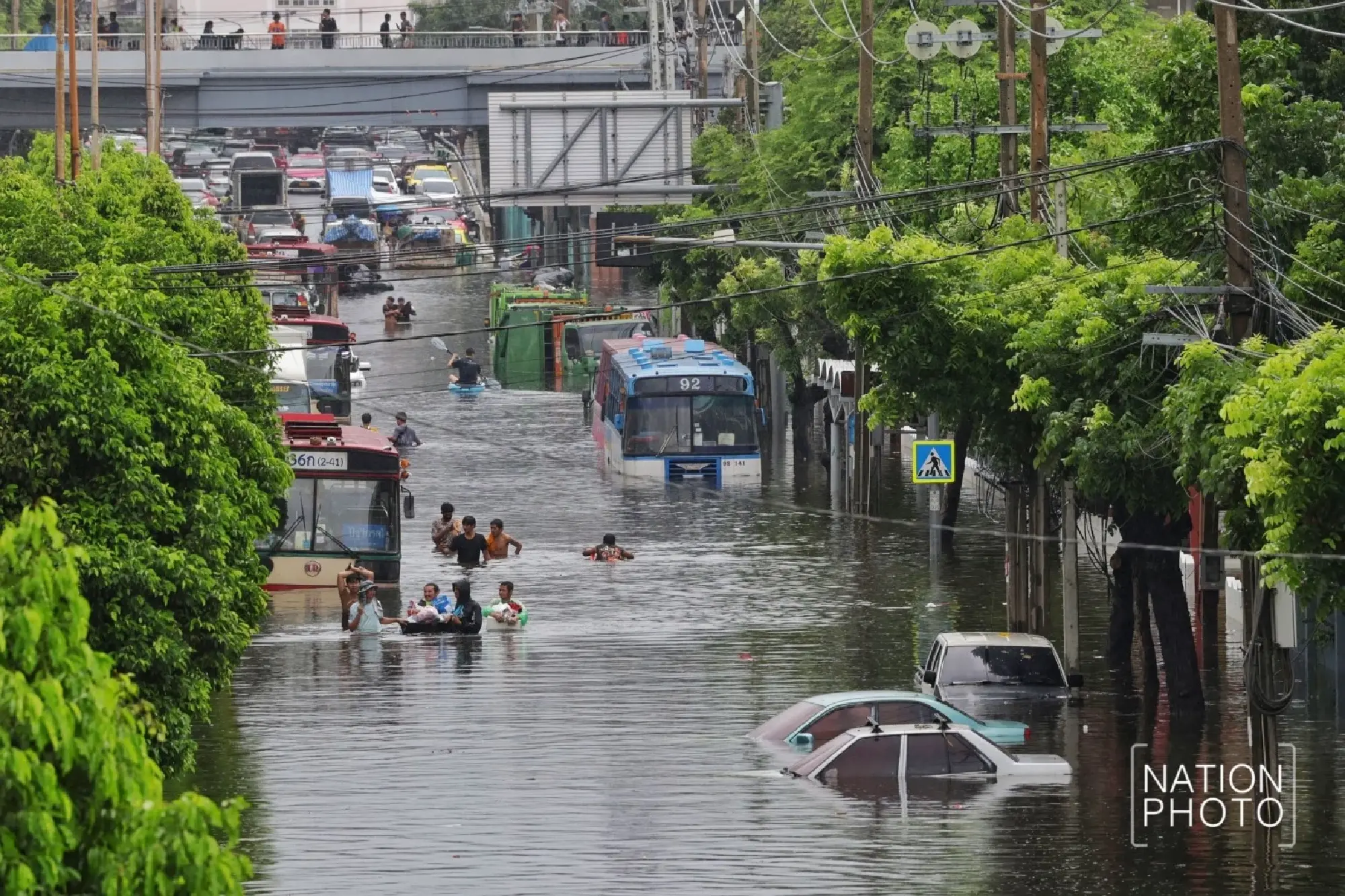 Deep floods strand Khlong Chan residents as military aid arrives - Photo 11