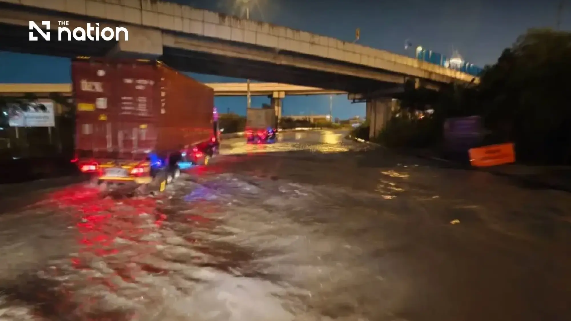 Heavy rain floods Highway 331 and Pattaya roads across Chonburi - Photo 7