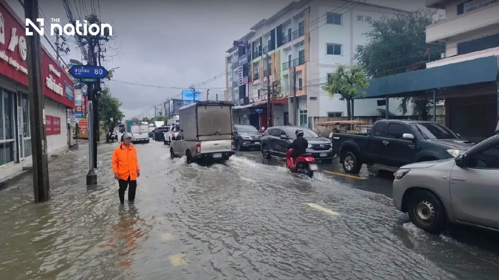 Flooding hits Bangkok as prolonged rain disrupts major routes - Photo 12