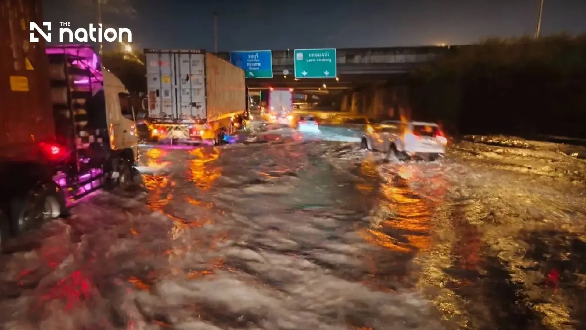 Heavy rain floods Highway 331 and Pattaya roads across Chonburi - Photo 4