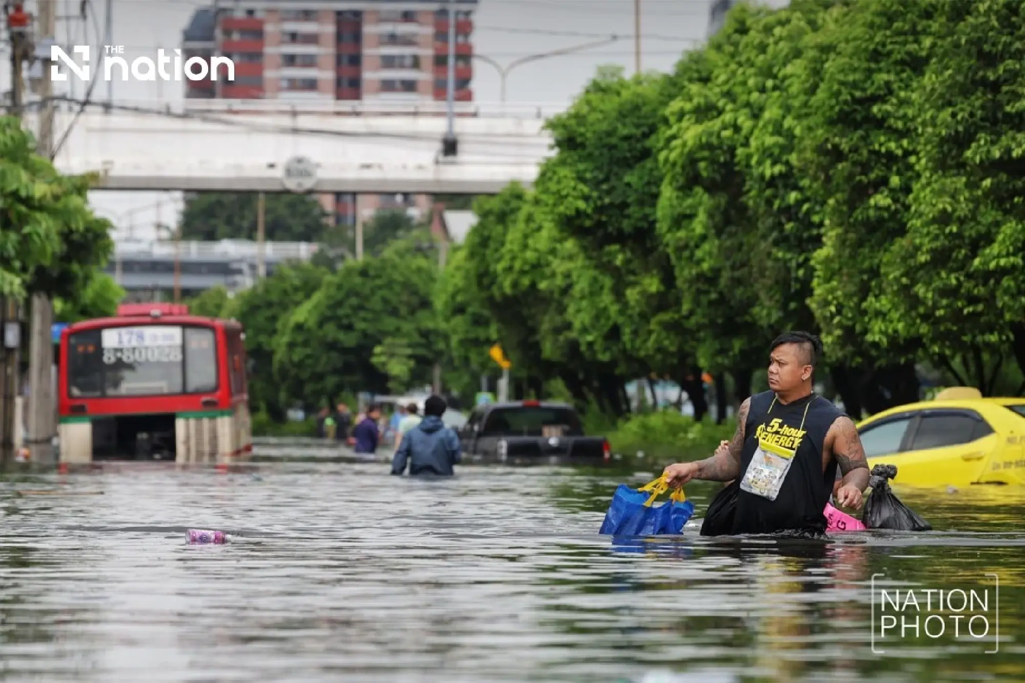 Deep floods strand Khlong Chan residents as military aid arrives - Photo 9