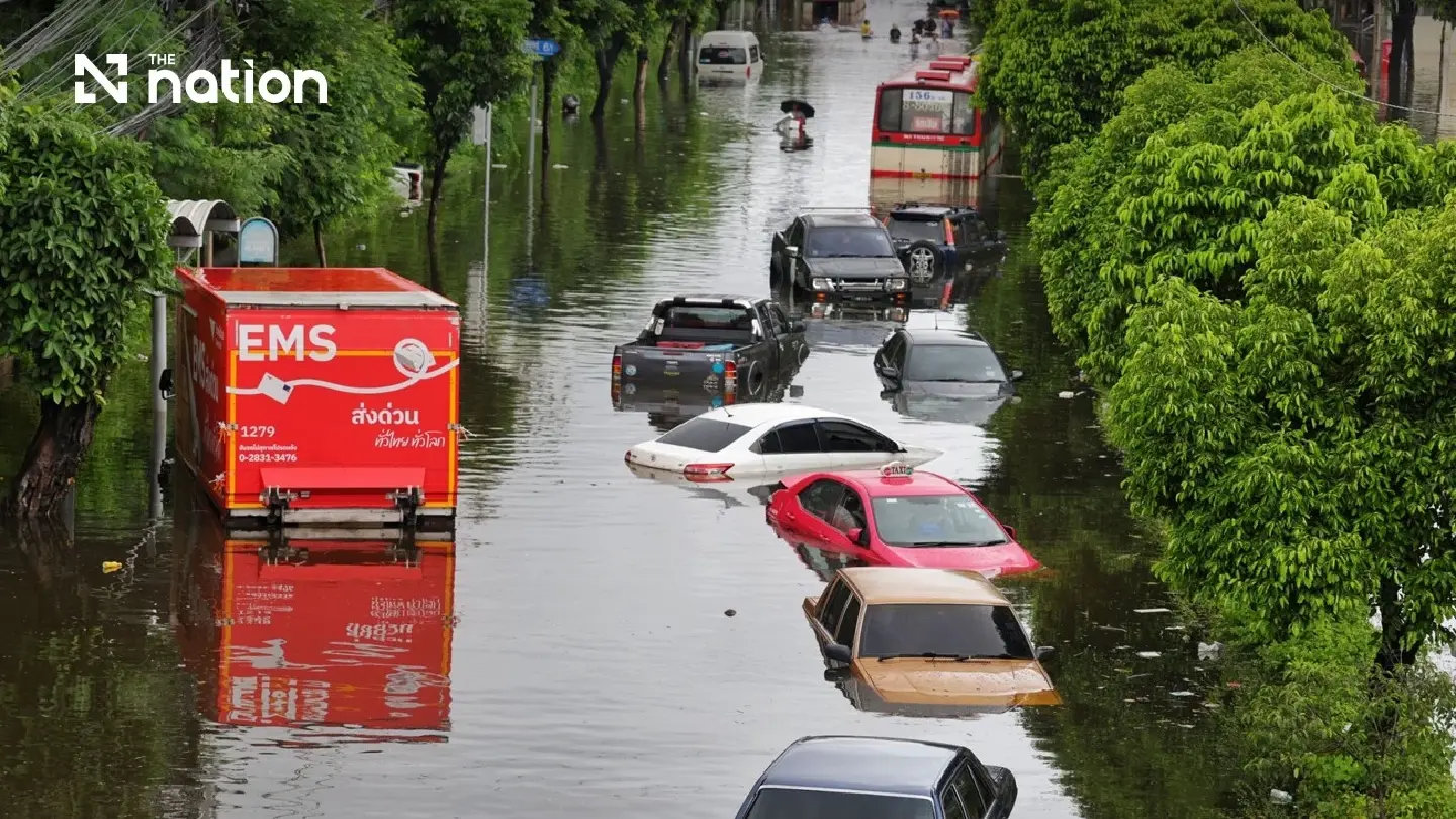 Deep floods strand Khlong Chan residents as military aid arrives - Photo 3