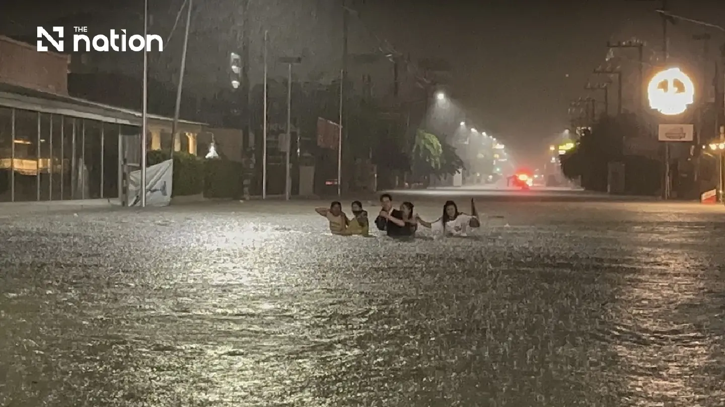 Heavy rain floods Highway 331 and Pattaya roads across Chonburi