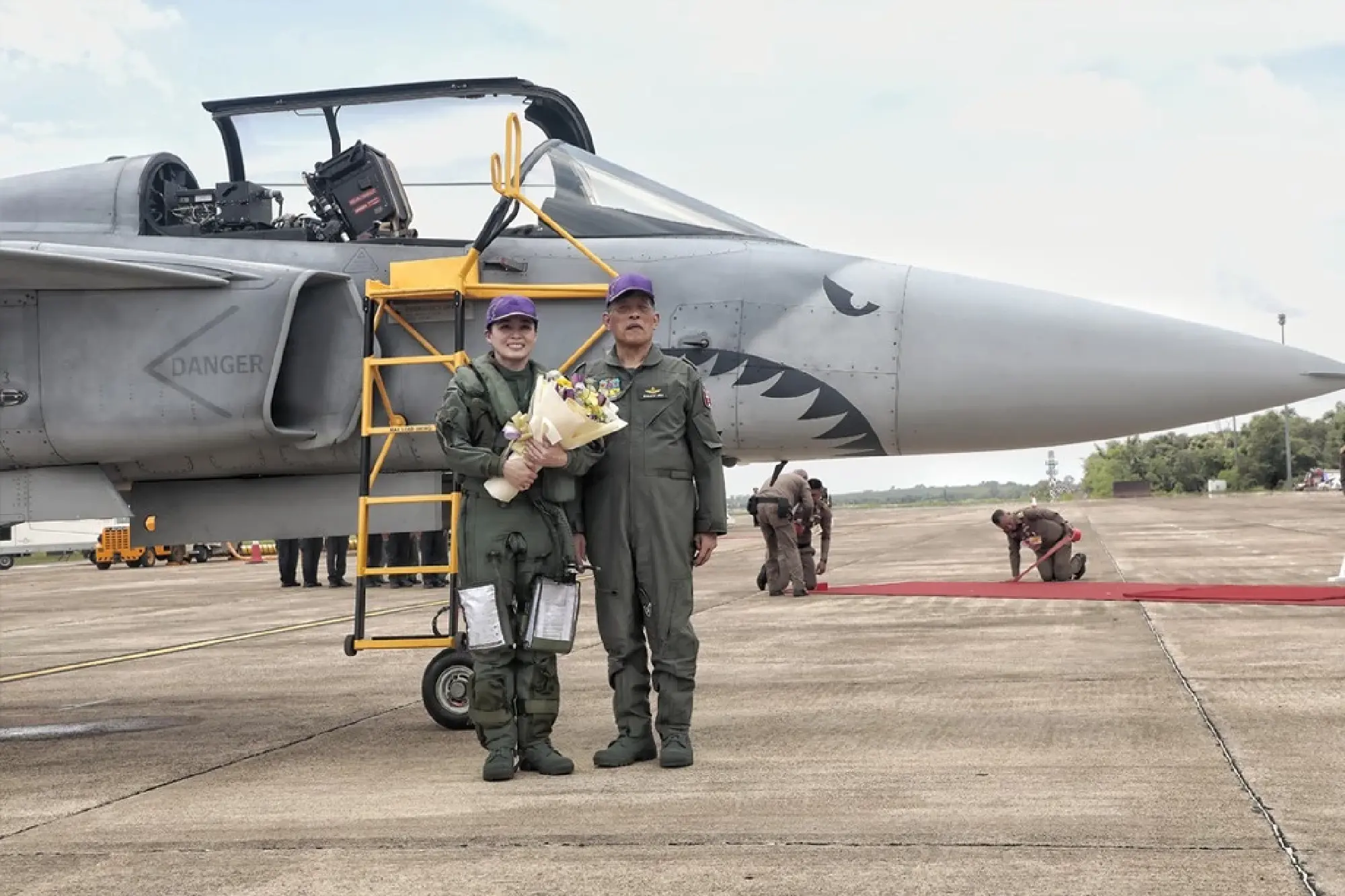 Thailand's King witnesses Queen's first solo flight in a Gripen jet - Photo 8