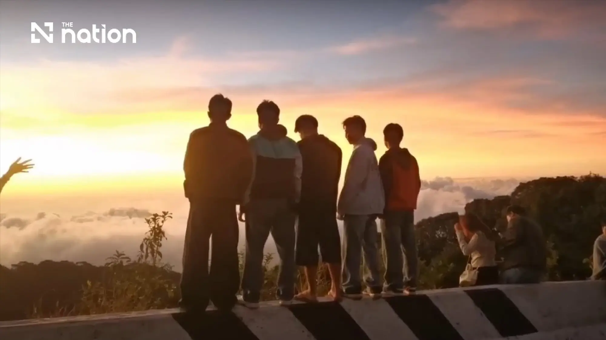 Sea of mist draws visitors to Doi Inthanon as summit hits 9°C - Photo 8