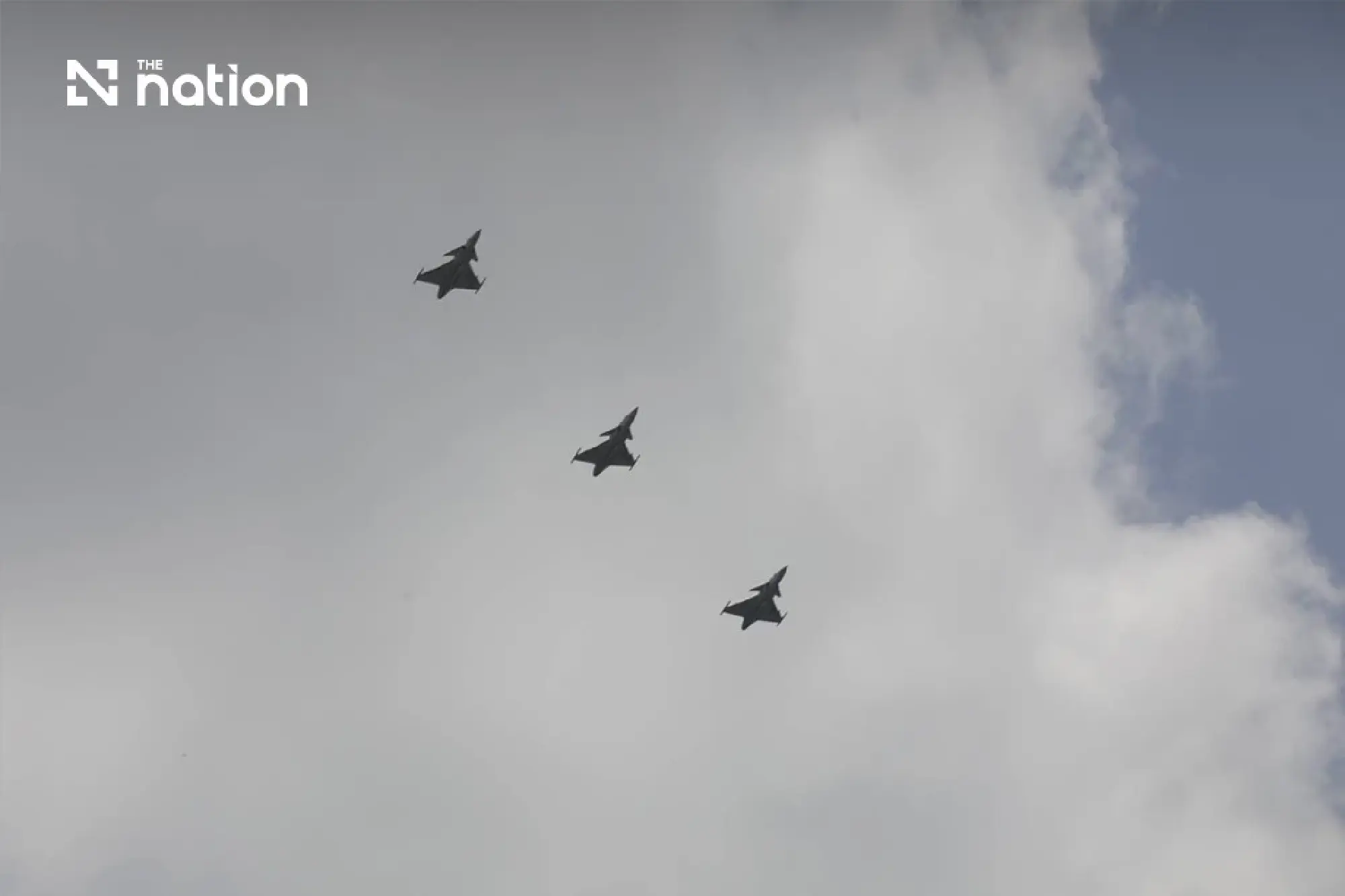 Thailand's King witnesses Queen's first solo flight in a Gripen jet - Photo 6