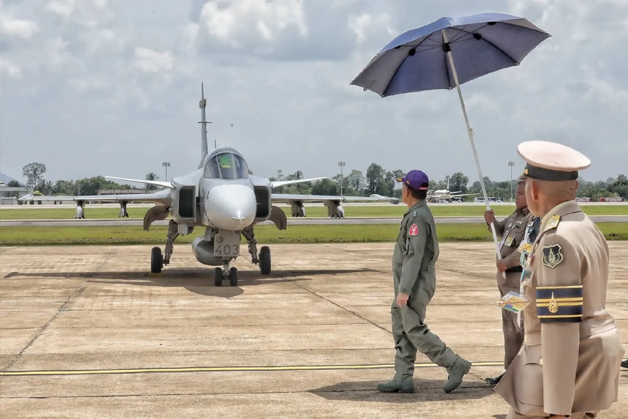 Thailand's King witnesses Queen's first solo flight in a Gripen jet - Photo 2