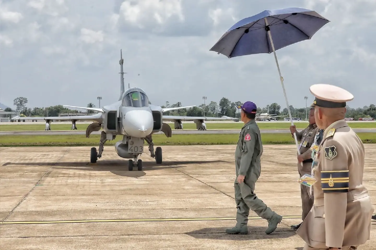 Thailand's King witnesses Queen's first solo flight in a Gripen jet - Photo 2