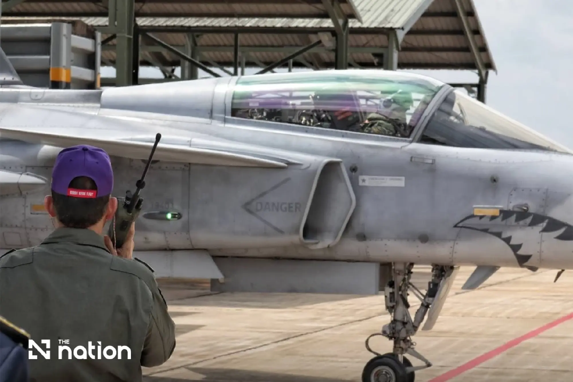 Thailand's King witnesses Queen's first solo flight in a Gripen jet - Photo 11