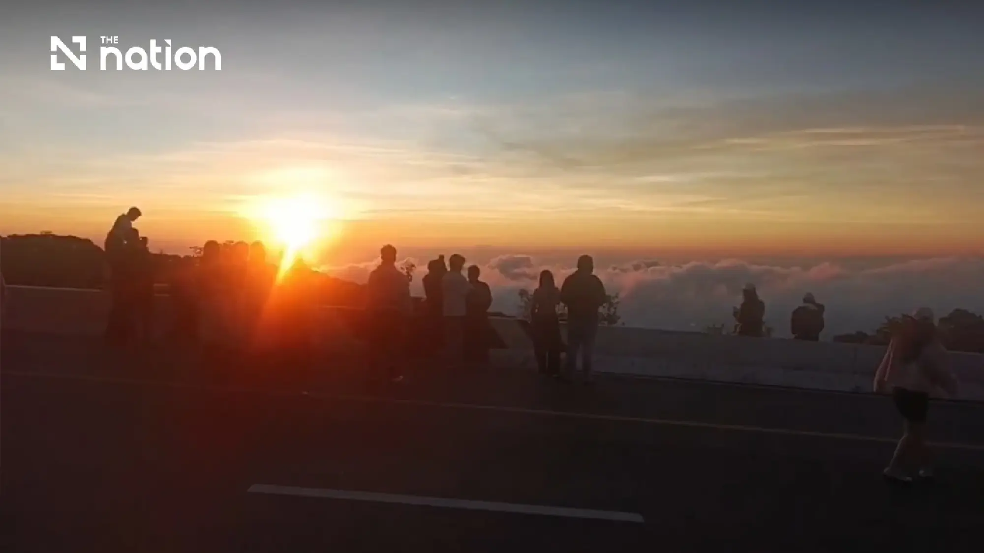 Sea of mist draws visitors to Doi Inthanon as summit hits 9°C - Photo 11