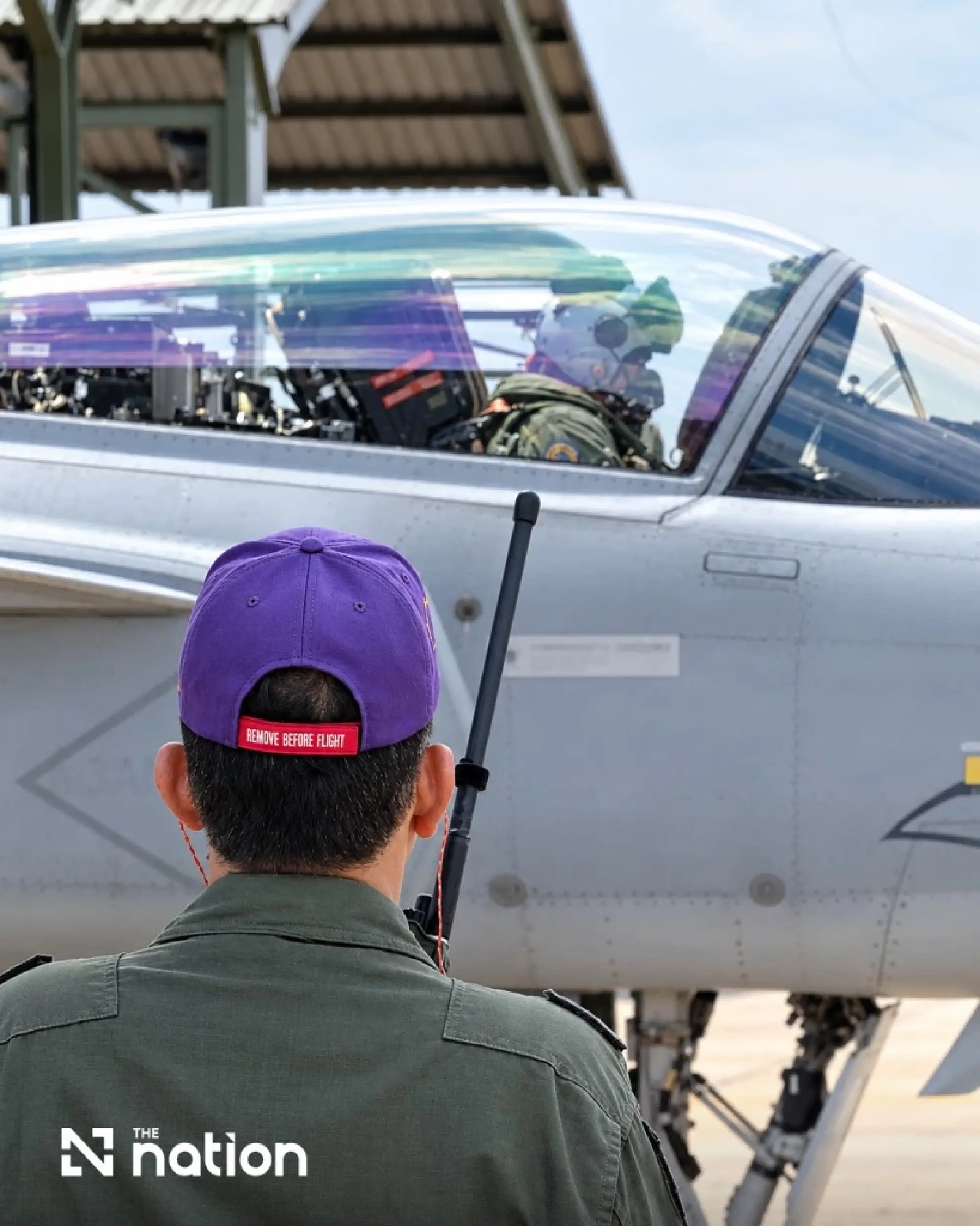 Thailand's King witnesses Queen's first solo flight in a Gripen jet - Photo 12